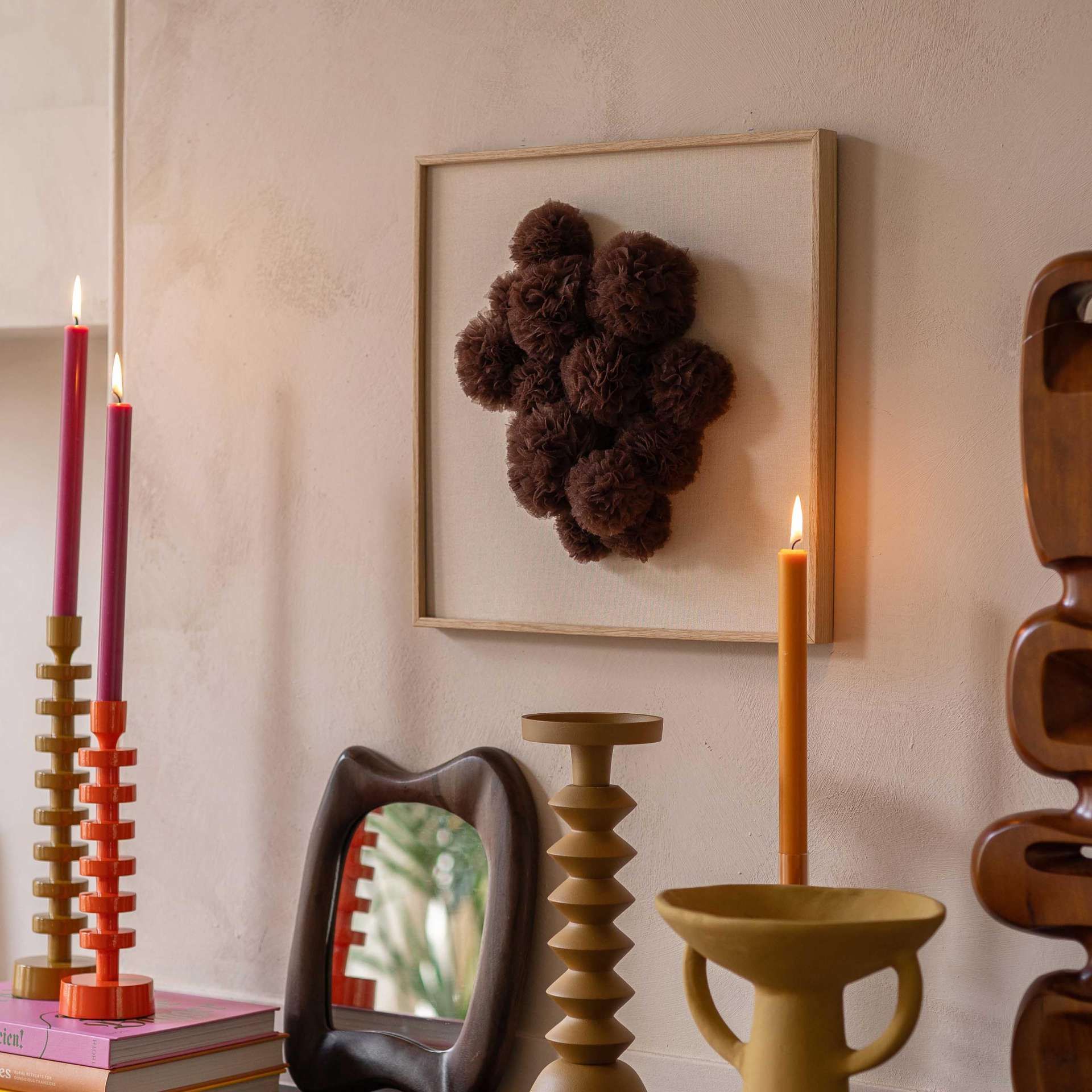 Dressoir met Kunstwerk aan de muur 