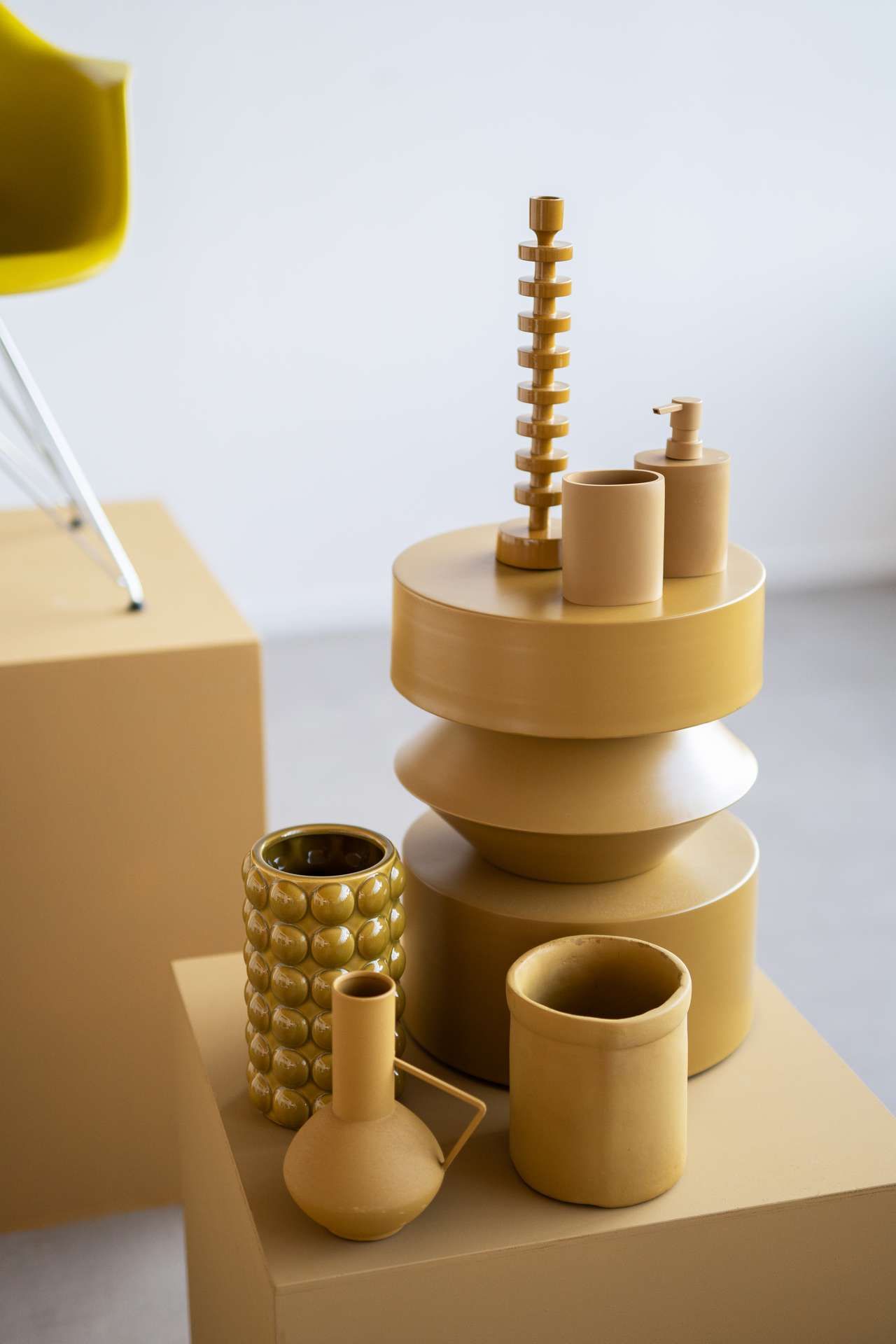 woonaccessoires in okergele kleur