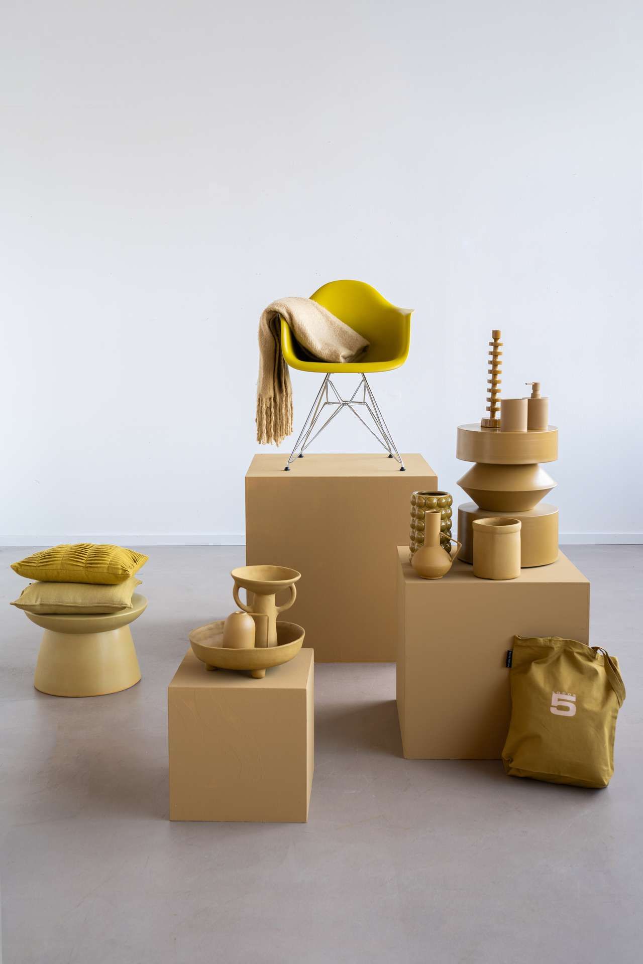meubels en accessoires in okergele tinten