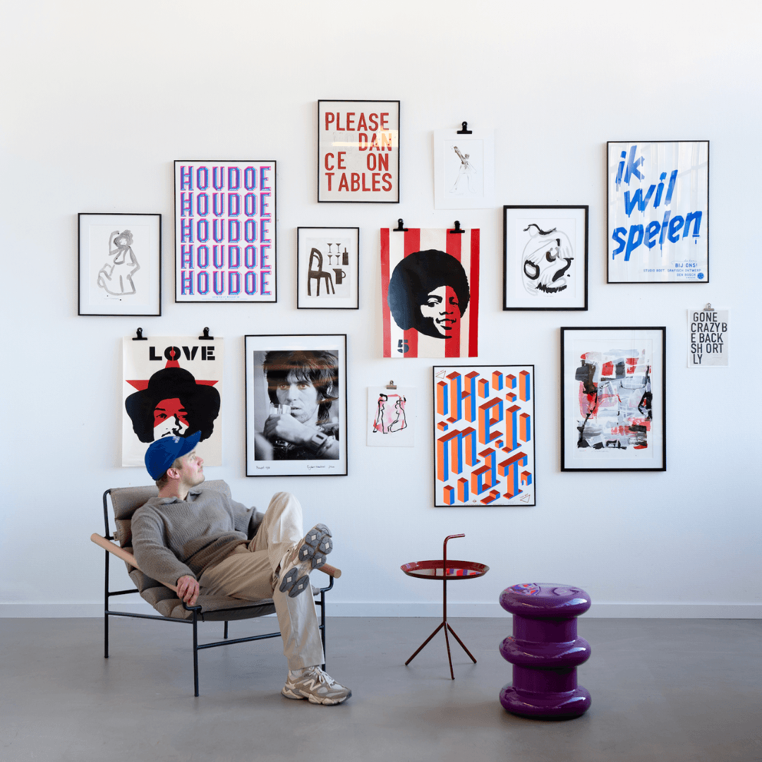 art-wall-kunst met man op stoel