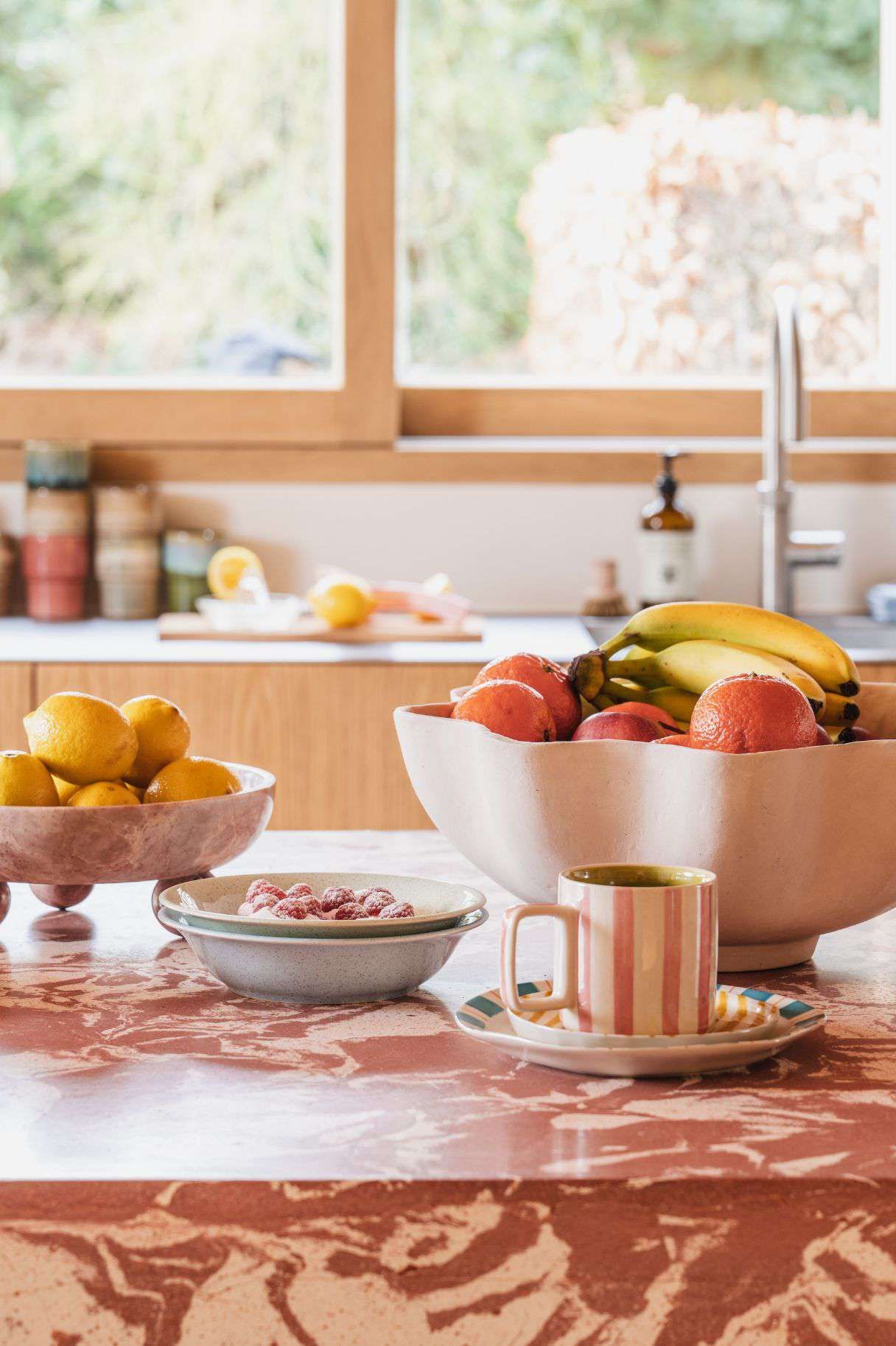 keukeneiland met gevulde fruitschalen en servies