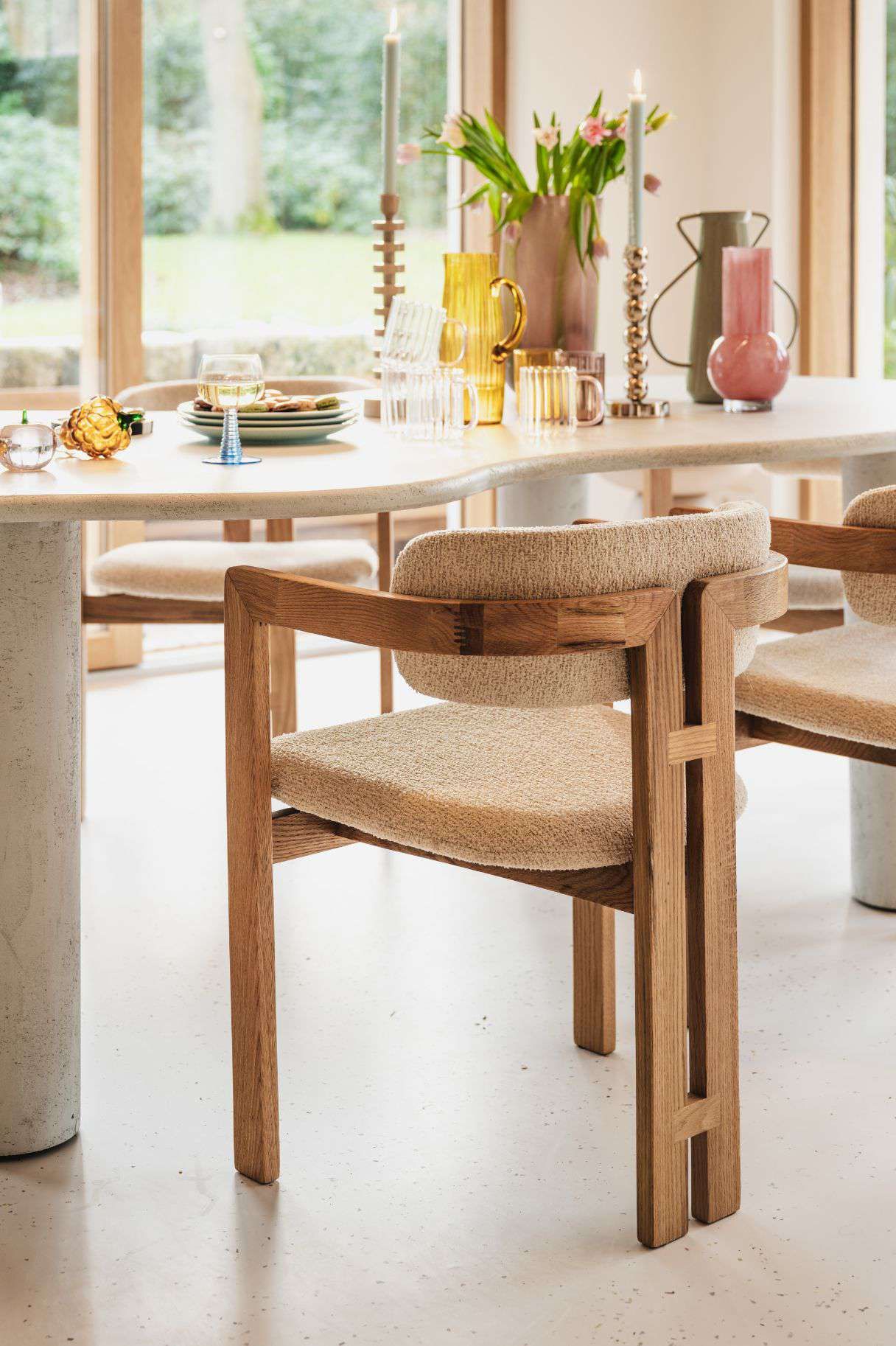 Eetkamerstoel aan tafel