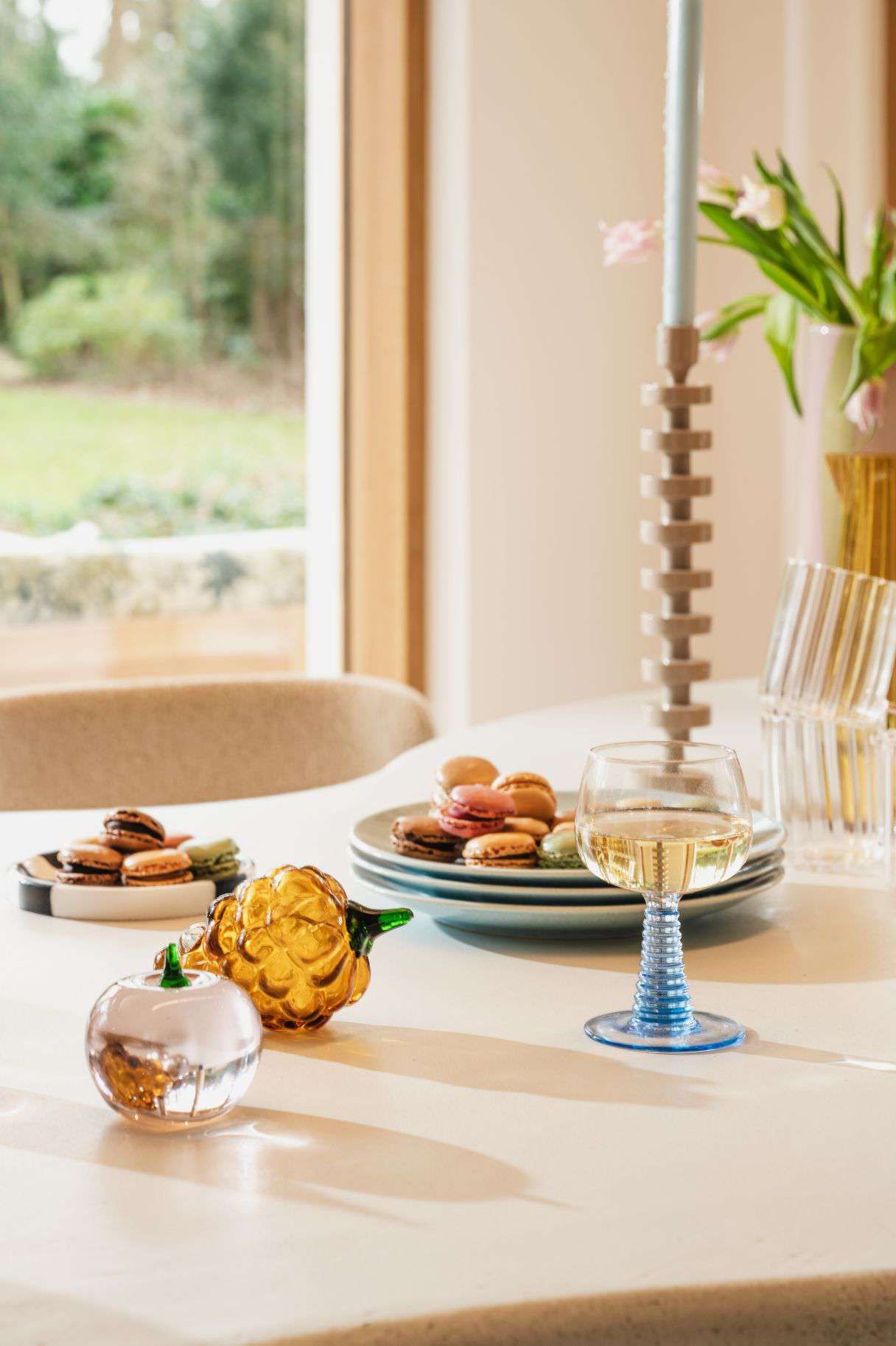 tafel met kleurrijke accessoires