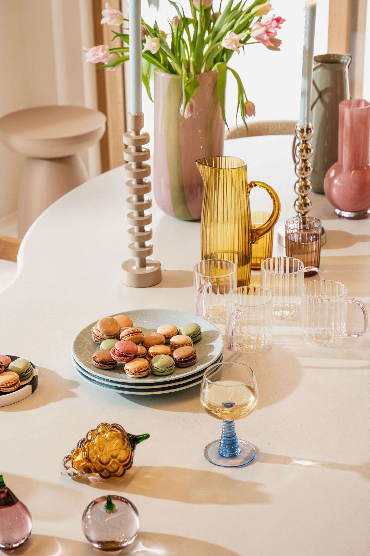 eettafel met verschillende accessoires als servies, kandelaren en vazen