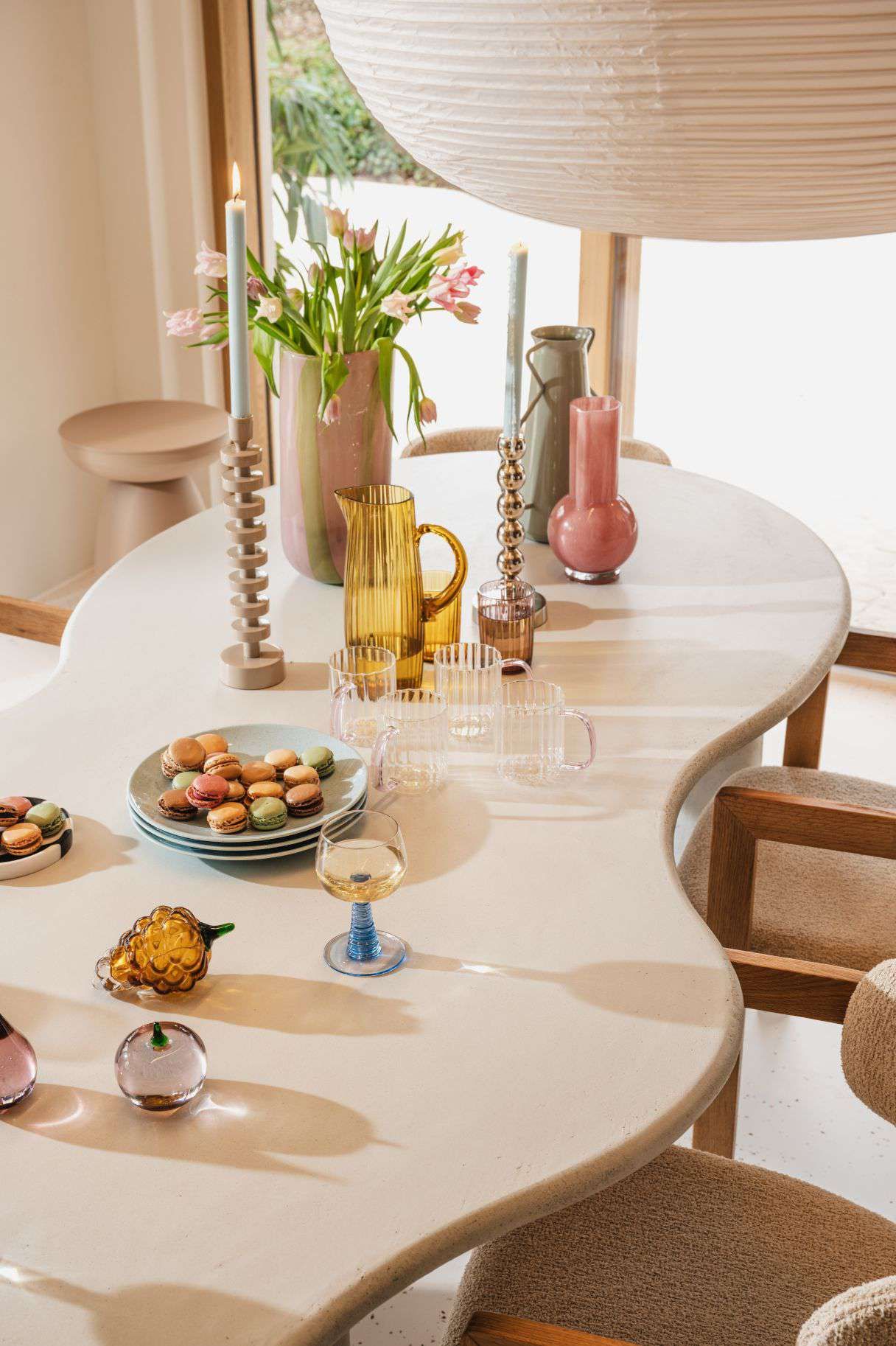 eettafel met accessoires als kandelaren, vazen en servies