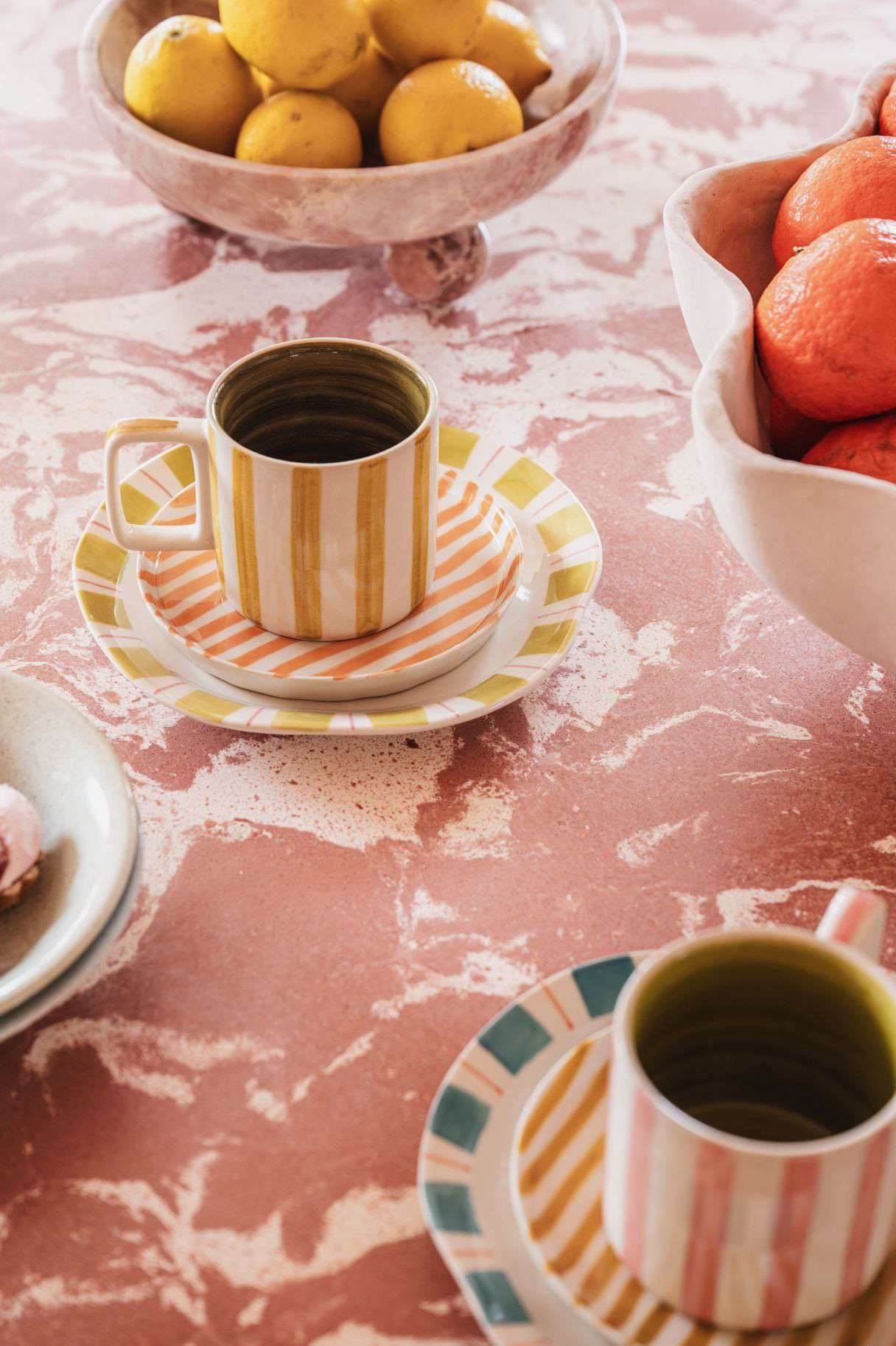 servies en fruitschalen op marmeren ondergrond