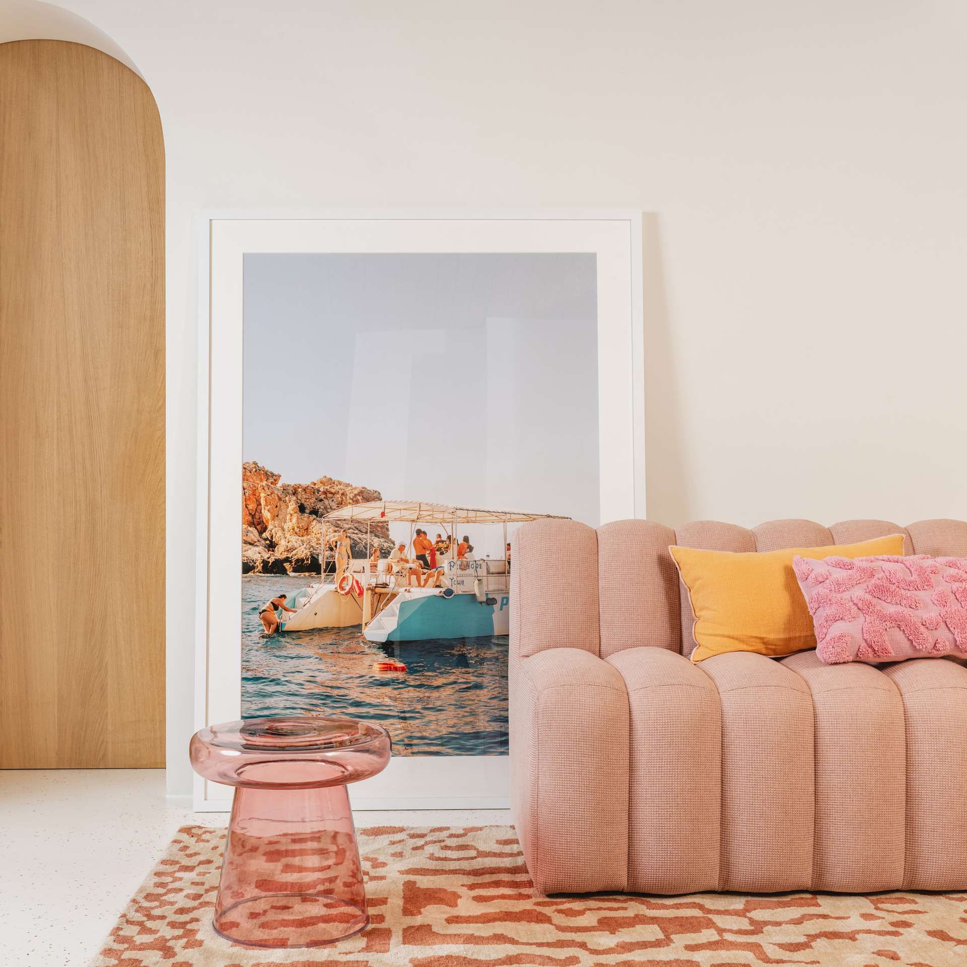 Roze bank met groot schilderij en vloerkleed