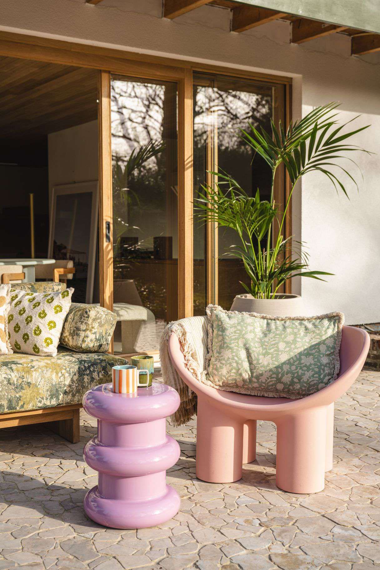 Tuinbank groen met roze stoel en bijzettafeltje 
