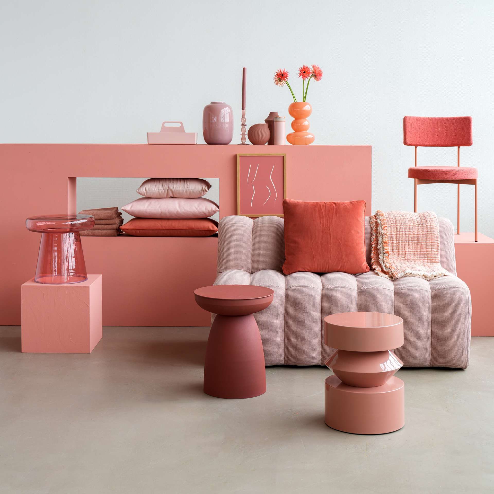 meubels en accessoires in koraalroze tinten