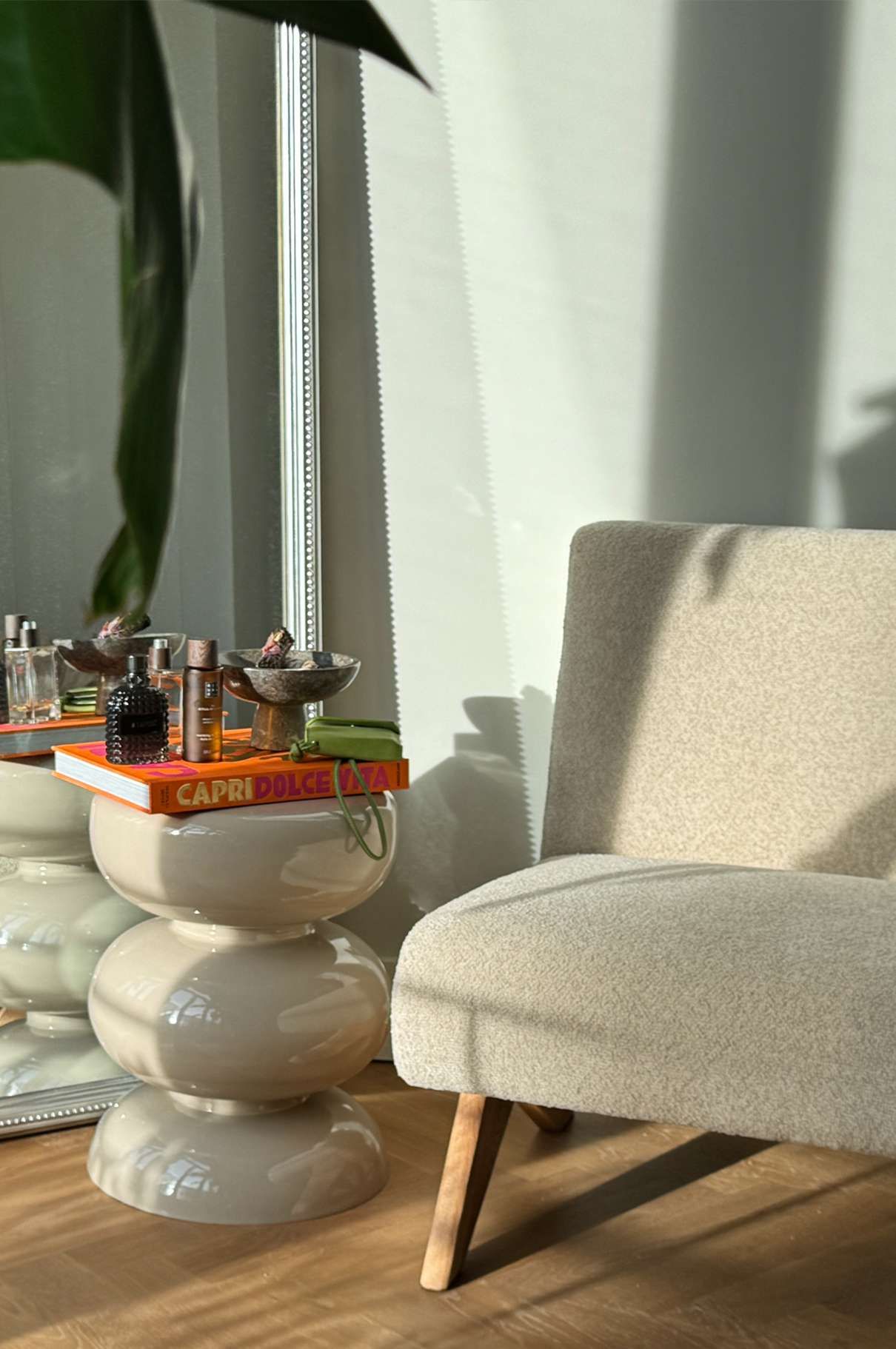 Beige bijzettafel Mala naast fauteuil