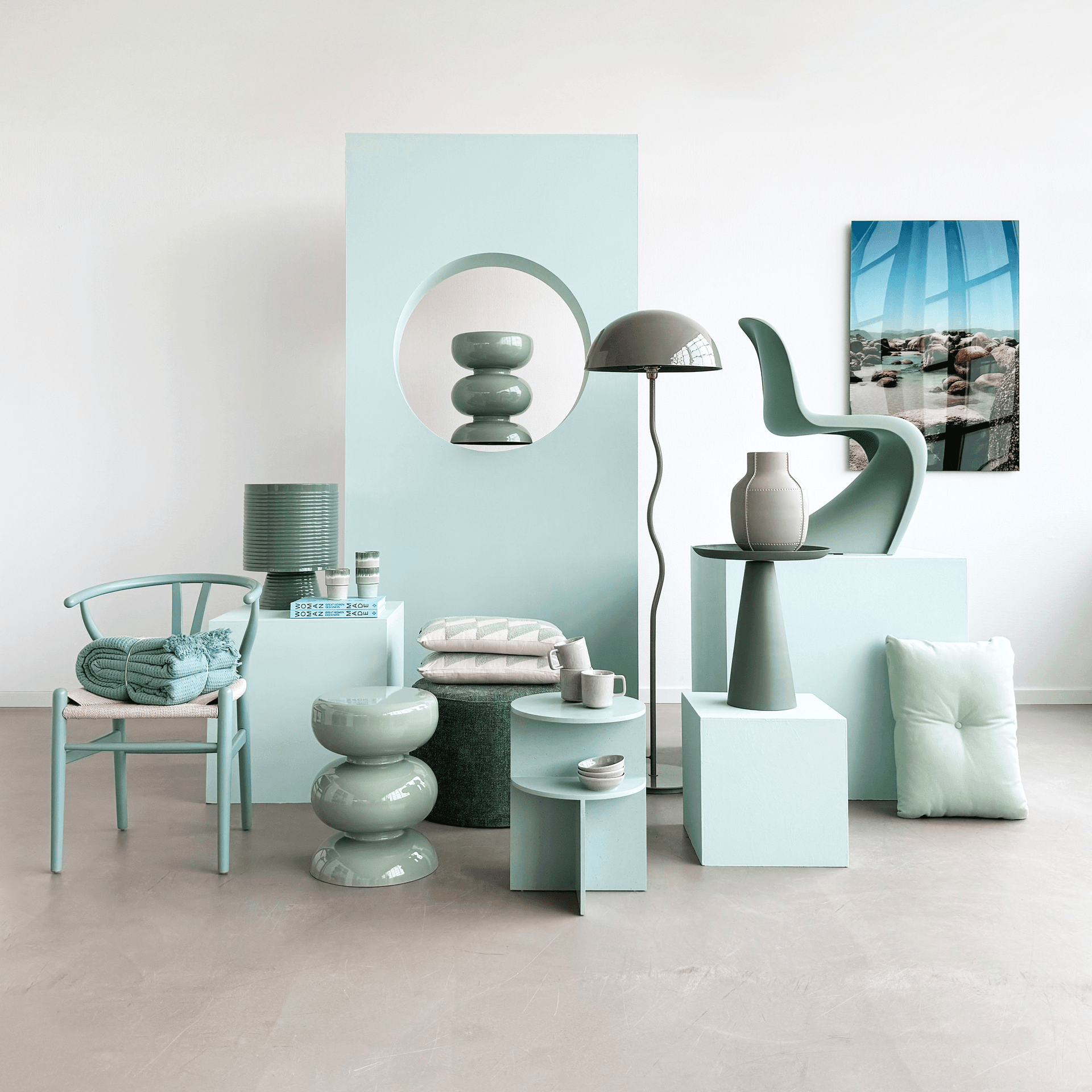 Verschillende meubels en accessoires in blauw tinten