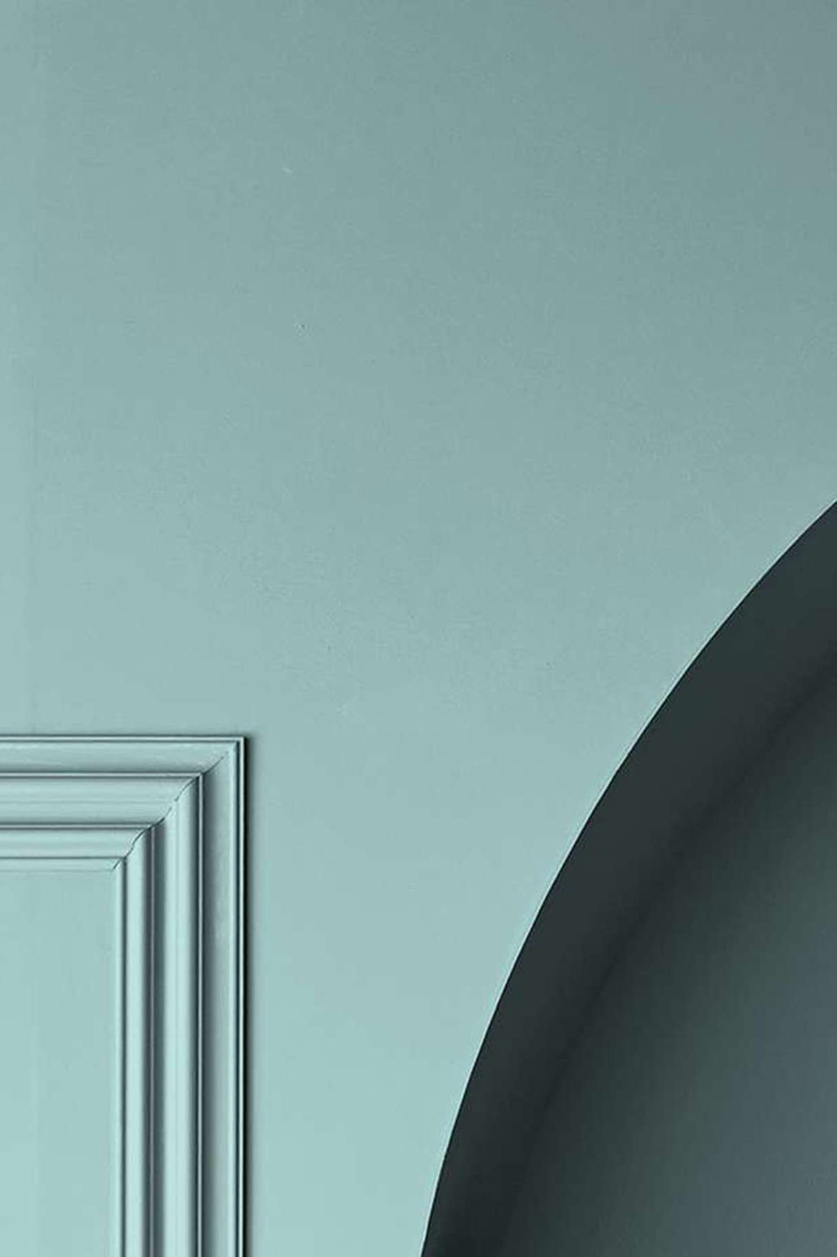 blauwe verf op muur
