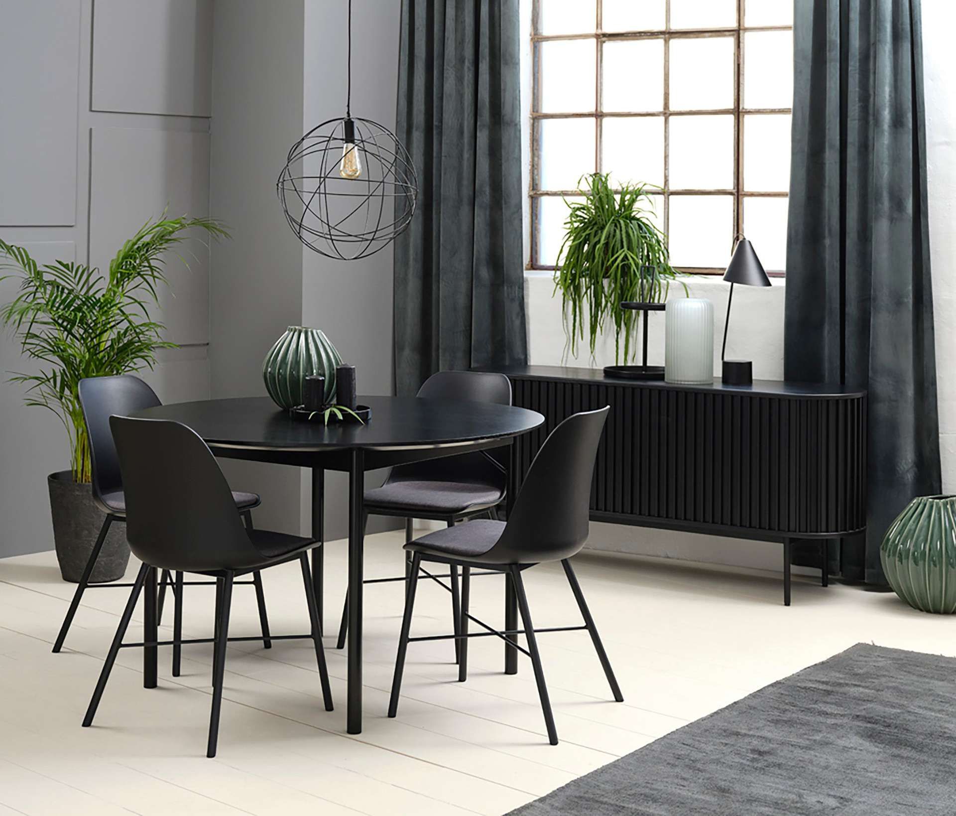Zwarte ronde eettafel met zwarte stoelen