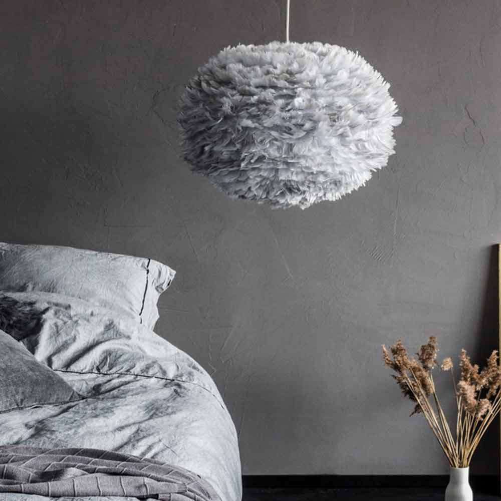 Witte hanglamp gemaakt van veren