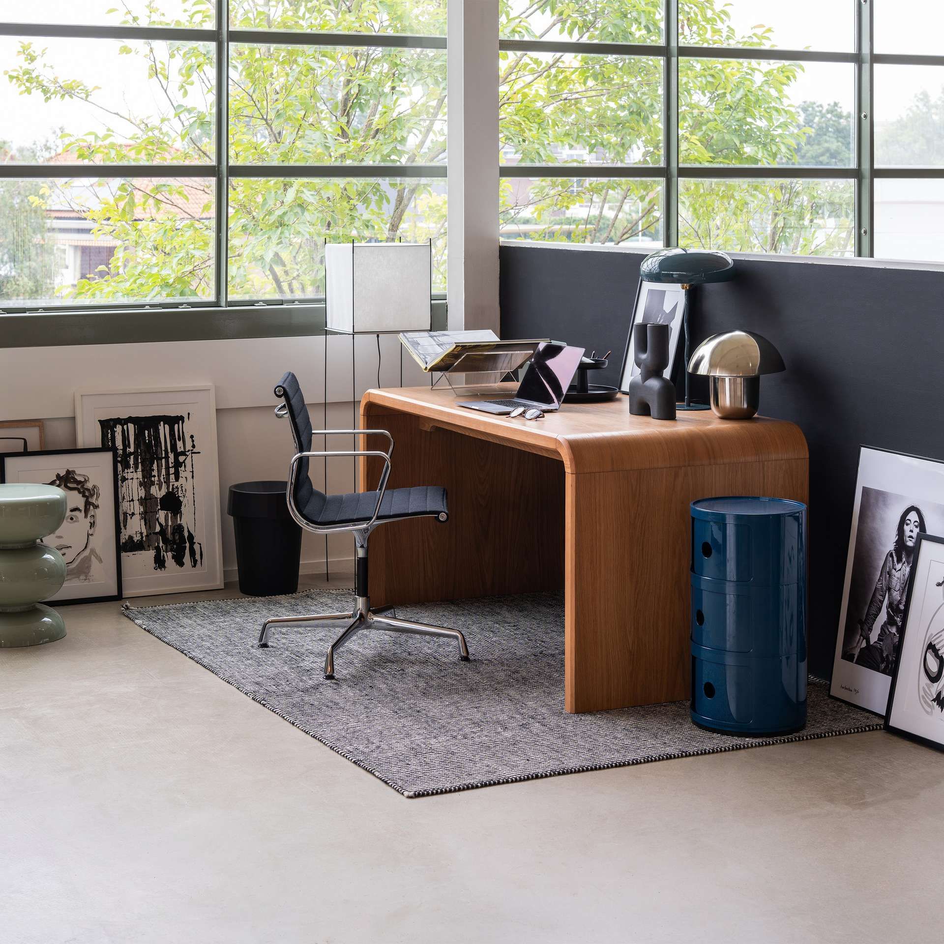 werkplek met bureaustoel en bureau