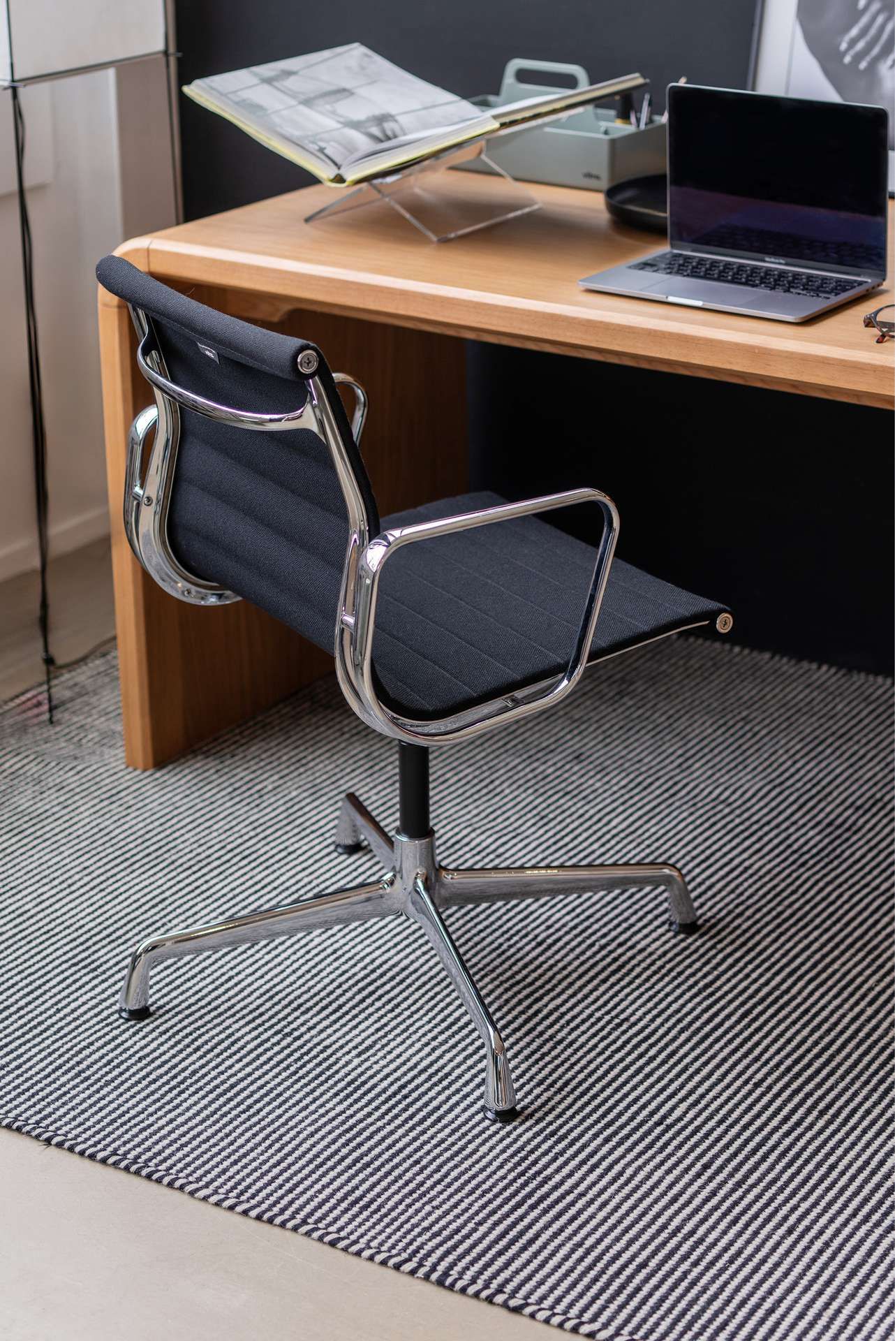 bureaustoel aan bureau met laptop