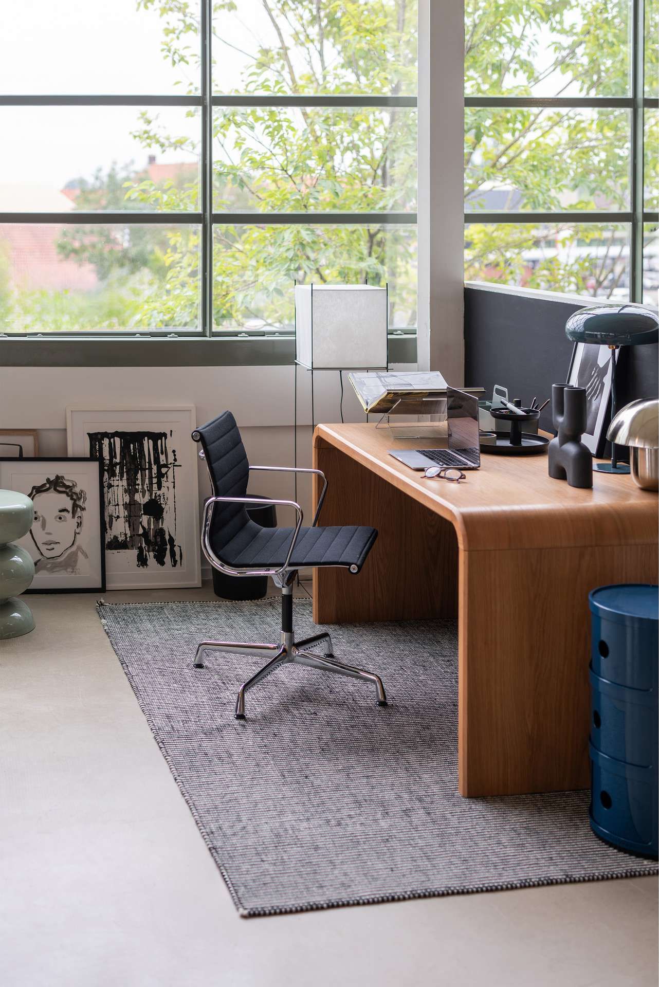 werkplek met bureau, bureaustoel en accessoires