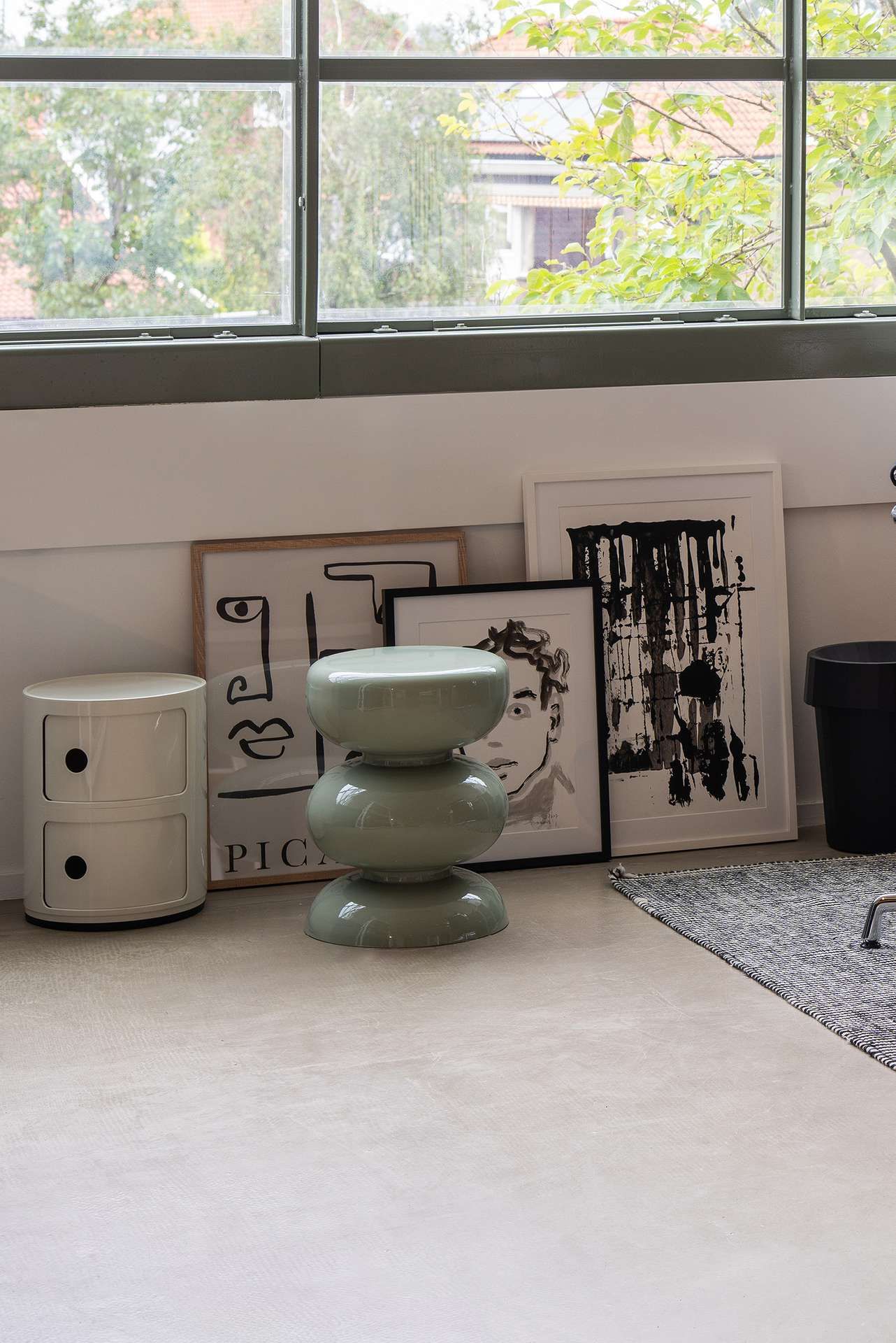bijzettafels en lijsten met zwart witte kunst