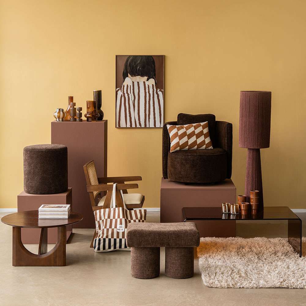 meubels en accessoires in bruine tinten