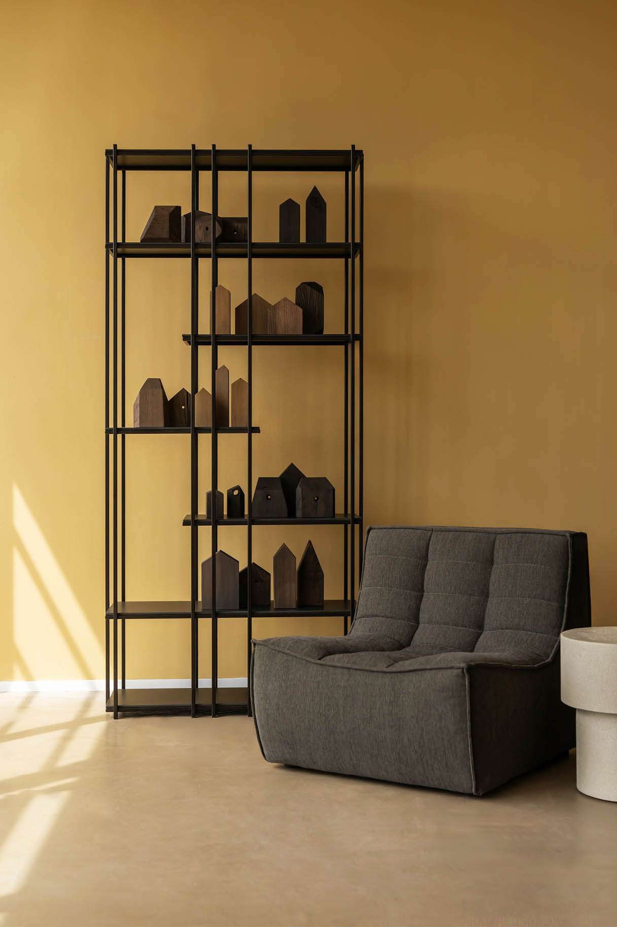 Kast met decoratie en fauteuil