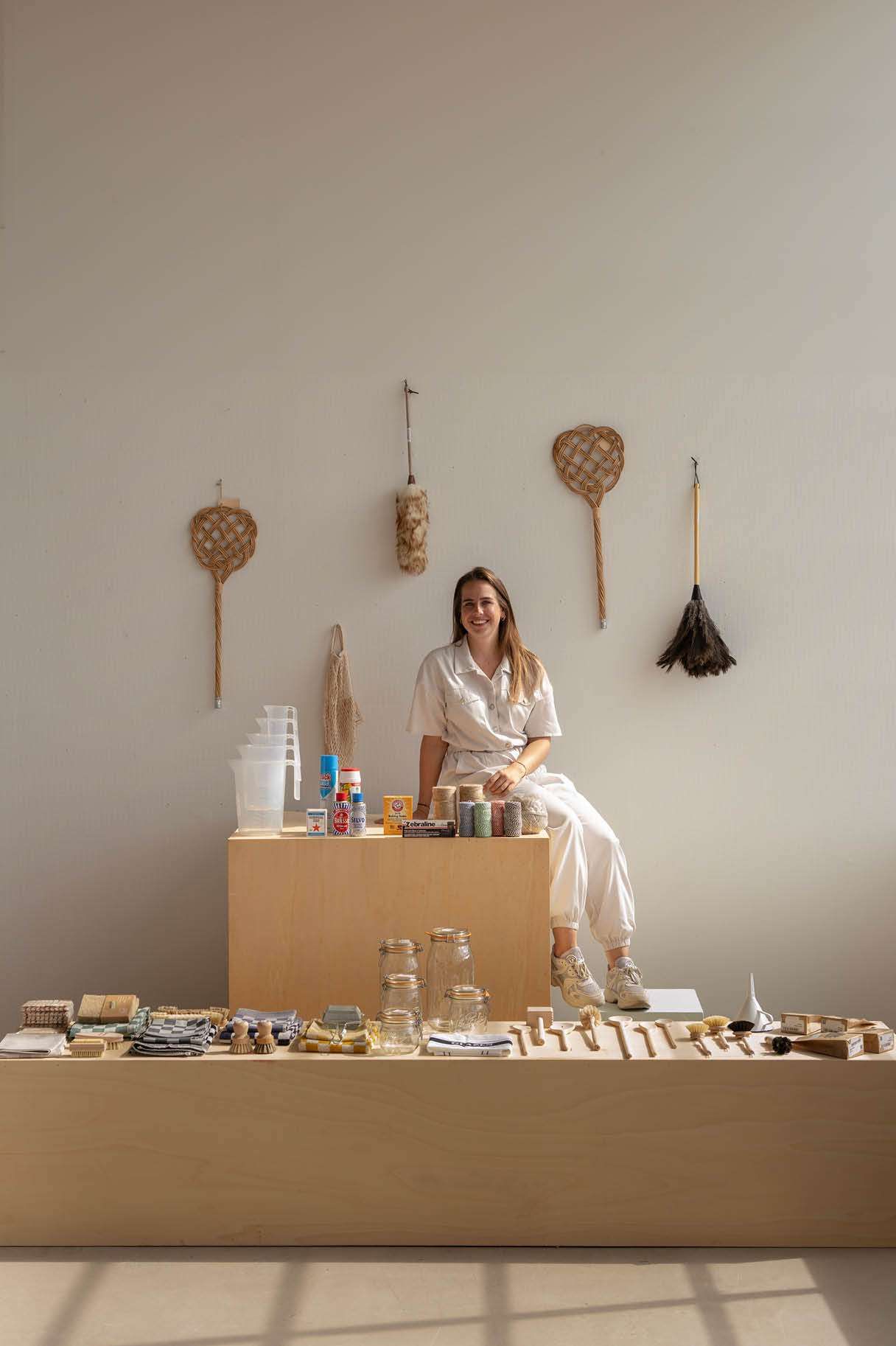Deelnemer Katrien met haar assortiment aan huishoudartikelen