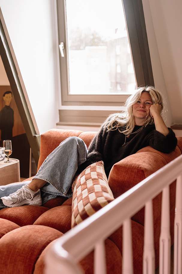 Binnenkijker-BobbieBodt leunt op bank