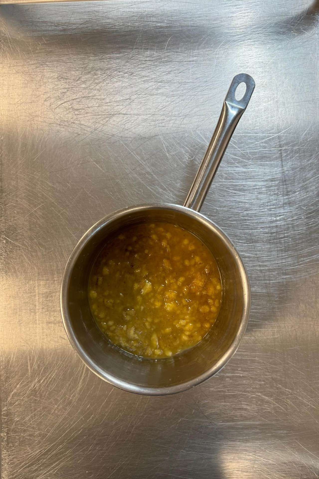 pan met ingrediënten voor bananen blondie