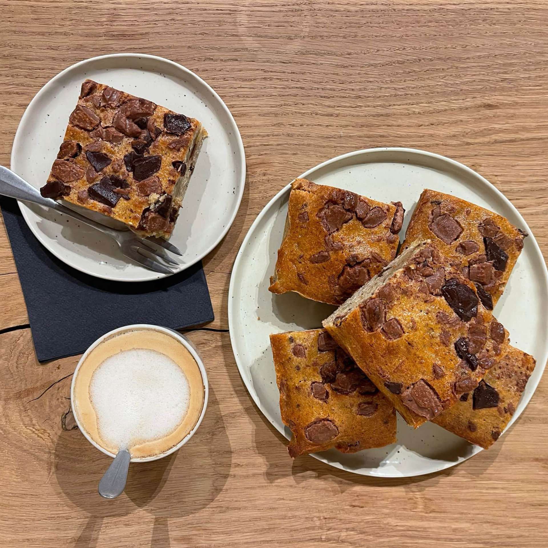 stukjes brownie op bordjes met een koffie