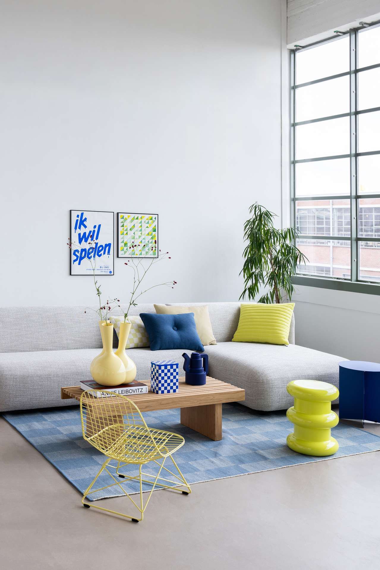 Designer woonkamer met grijs, blauw en gifgeel