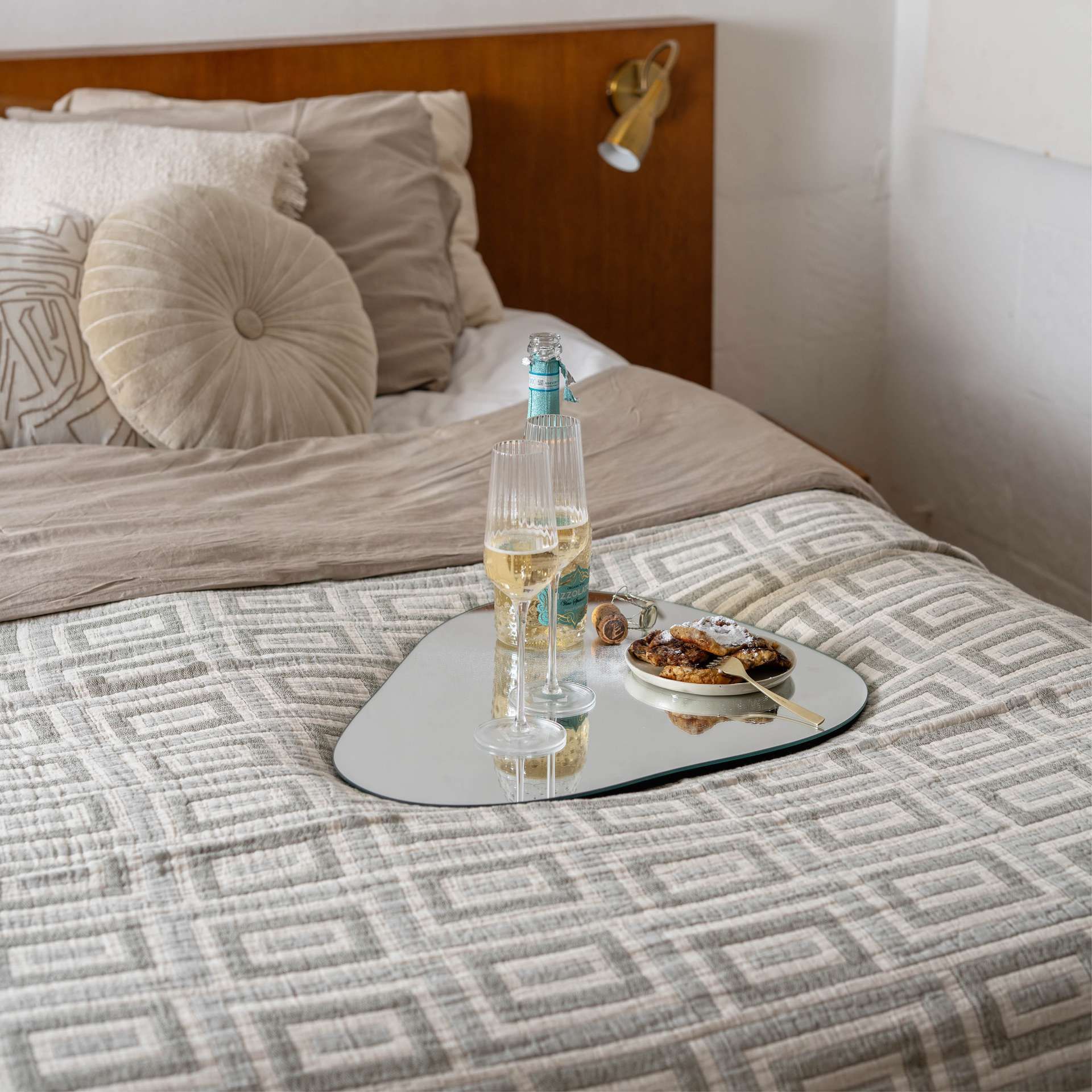 Plateau op bed met wntelteefjes van oliebollen