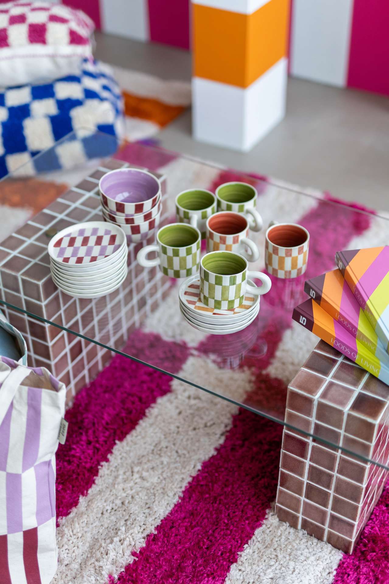 Geblokt Bowie servies op glazen tafel