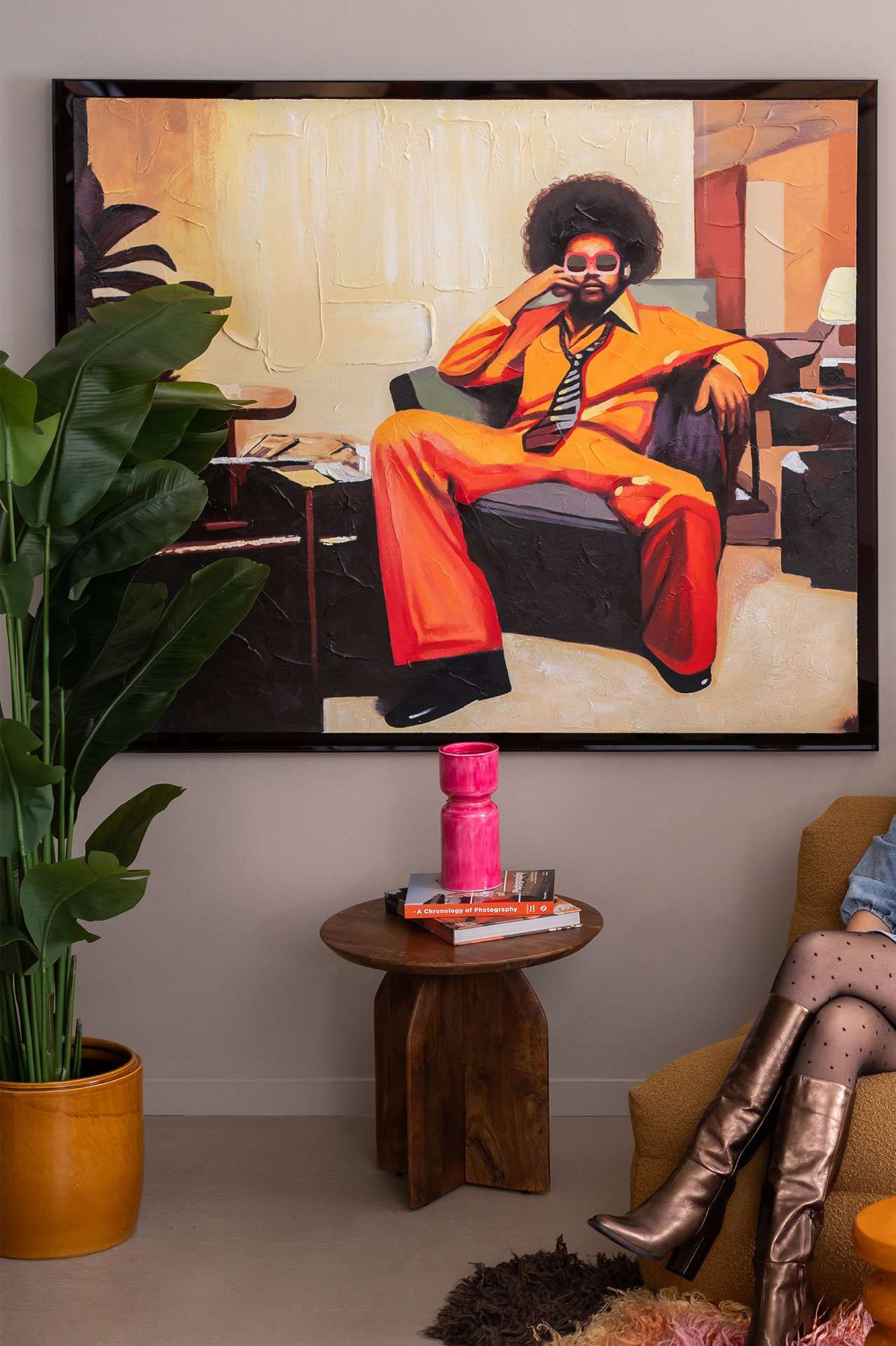 Groot schilderij van man met oranje kleding