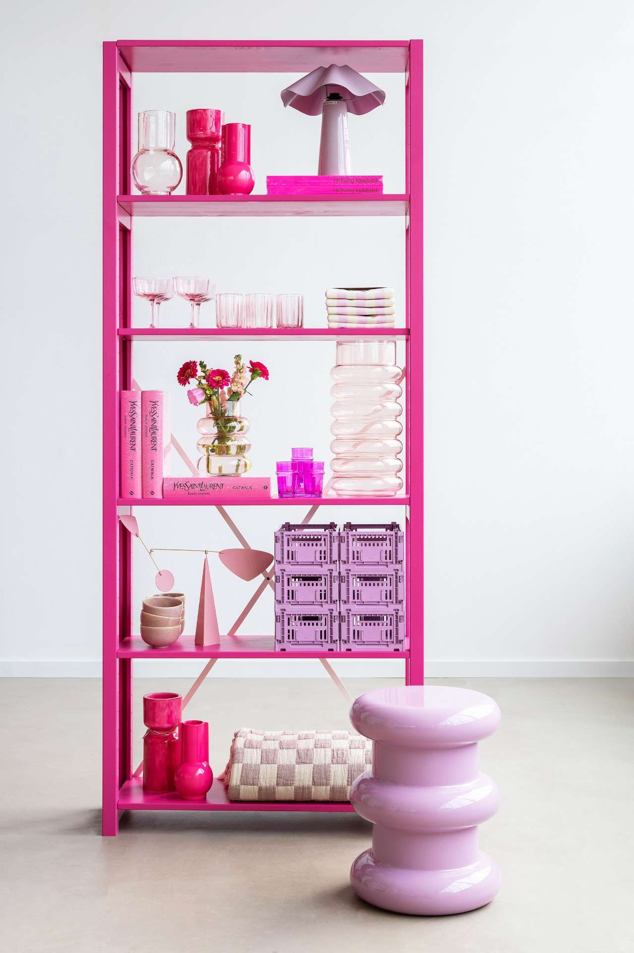 Roze Lundia kast gevuld met roze spullen