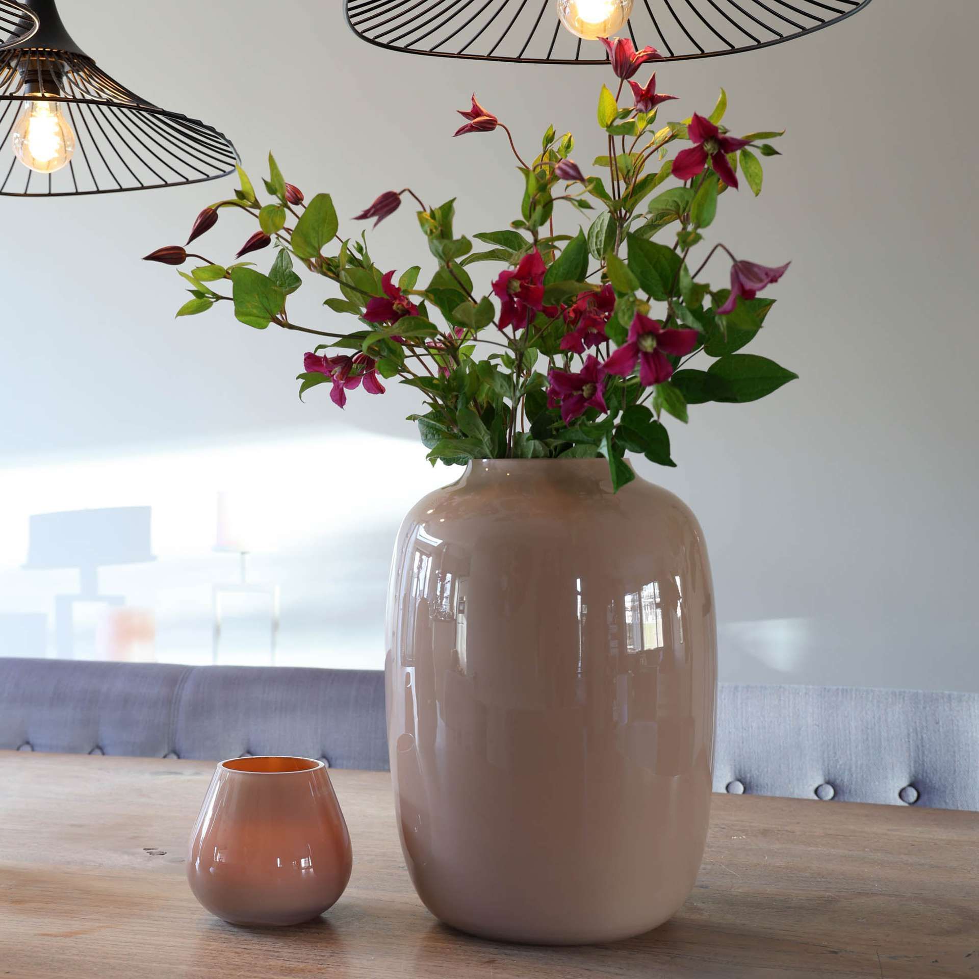 Beige high gloss vaas met roze bloemen