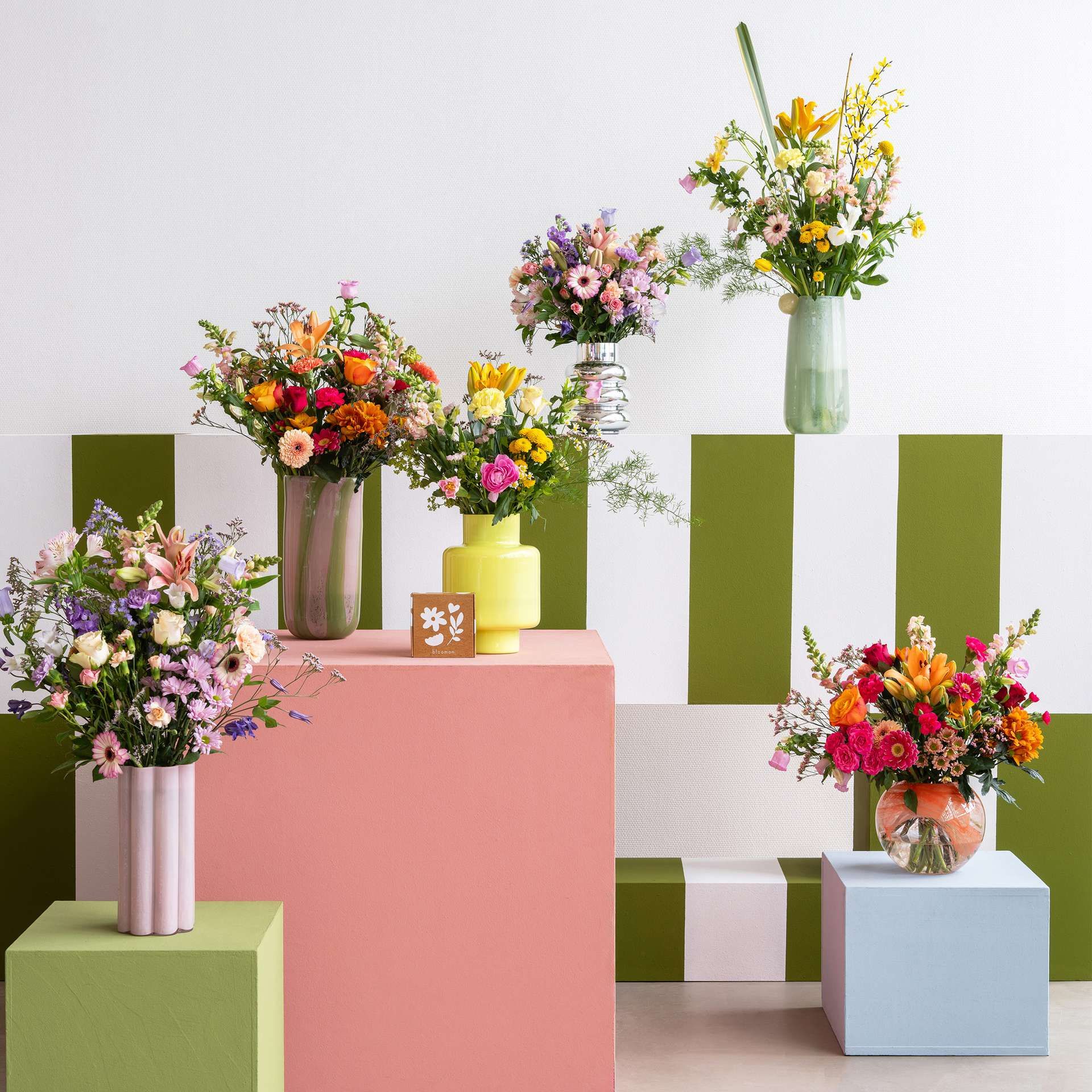 een setting met verschillende vazen met bloemen