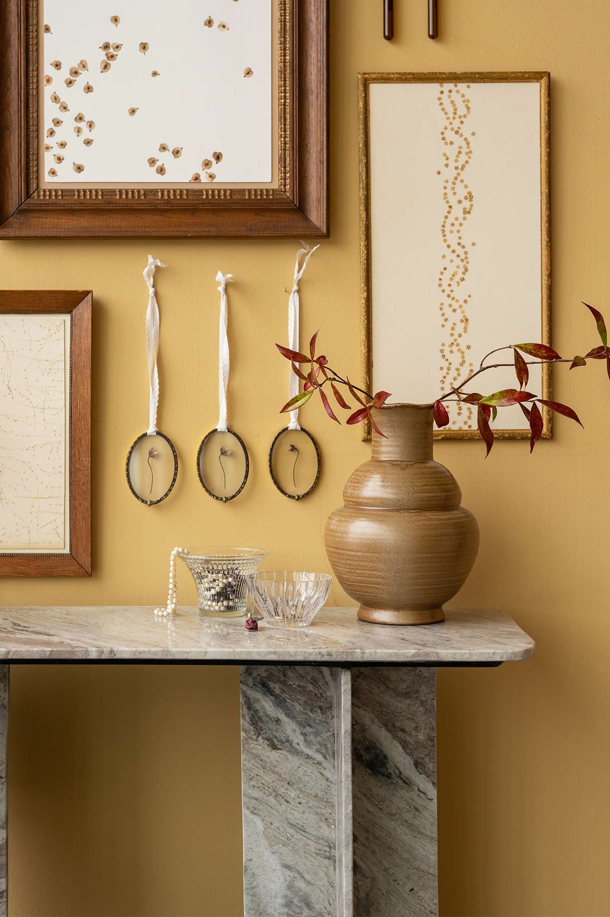 marmeren console met kunst aan de muur