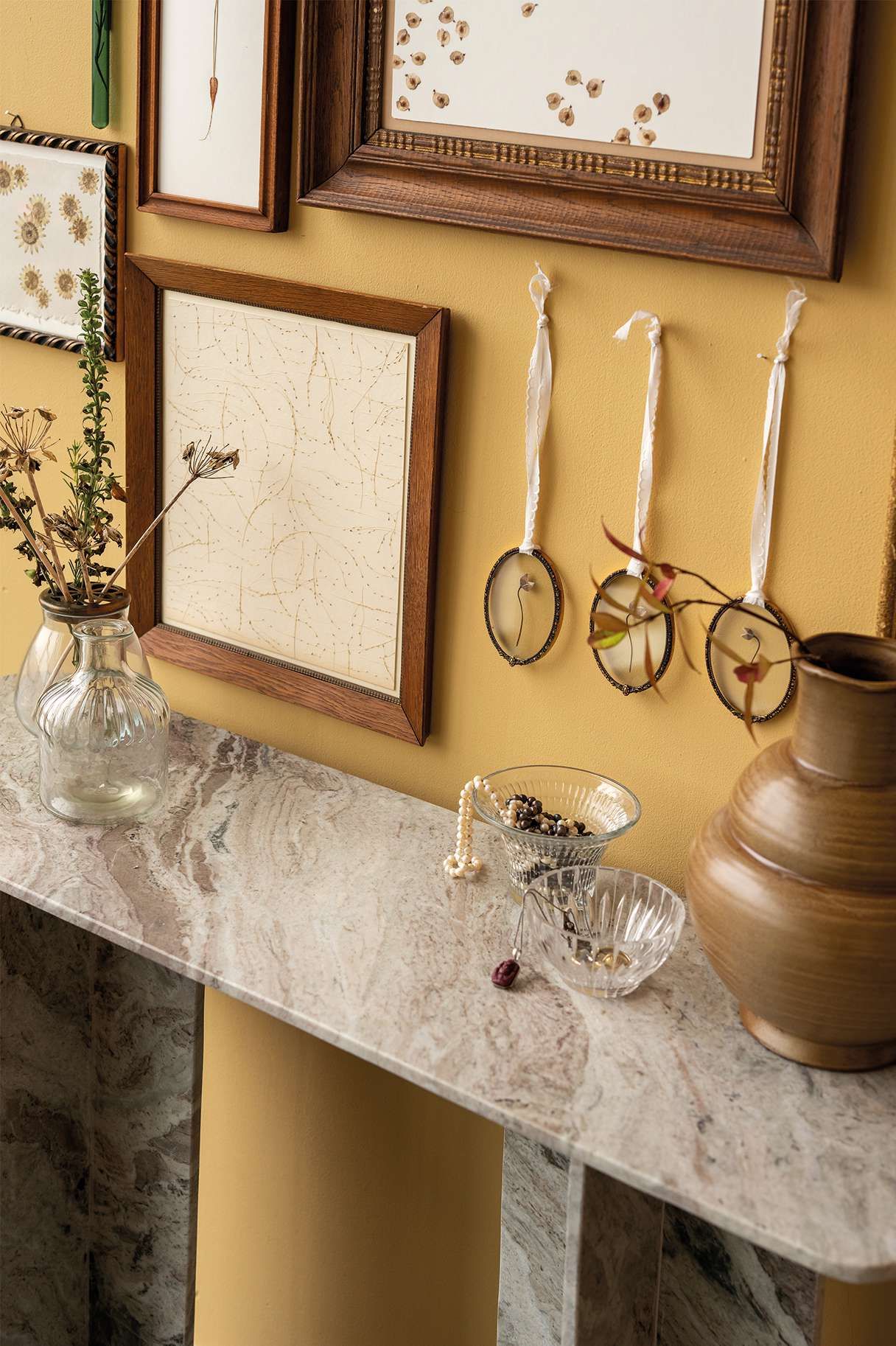 marmeren console met kunst aan de muur
