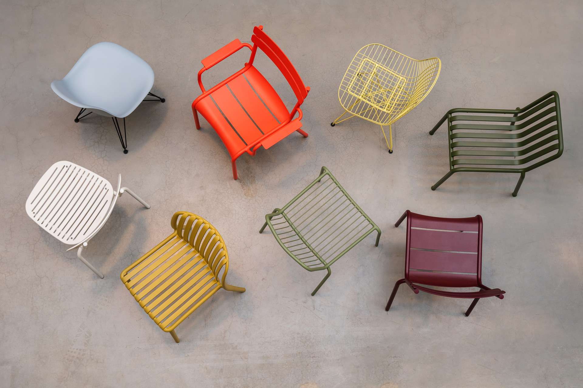 Verschillende kleurrijke buitenstoelen