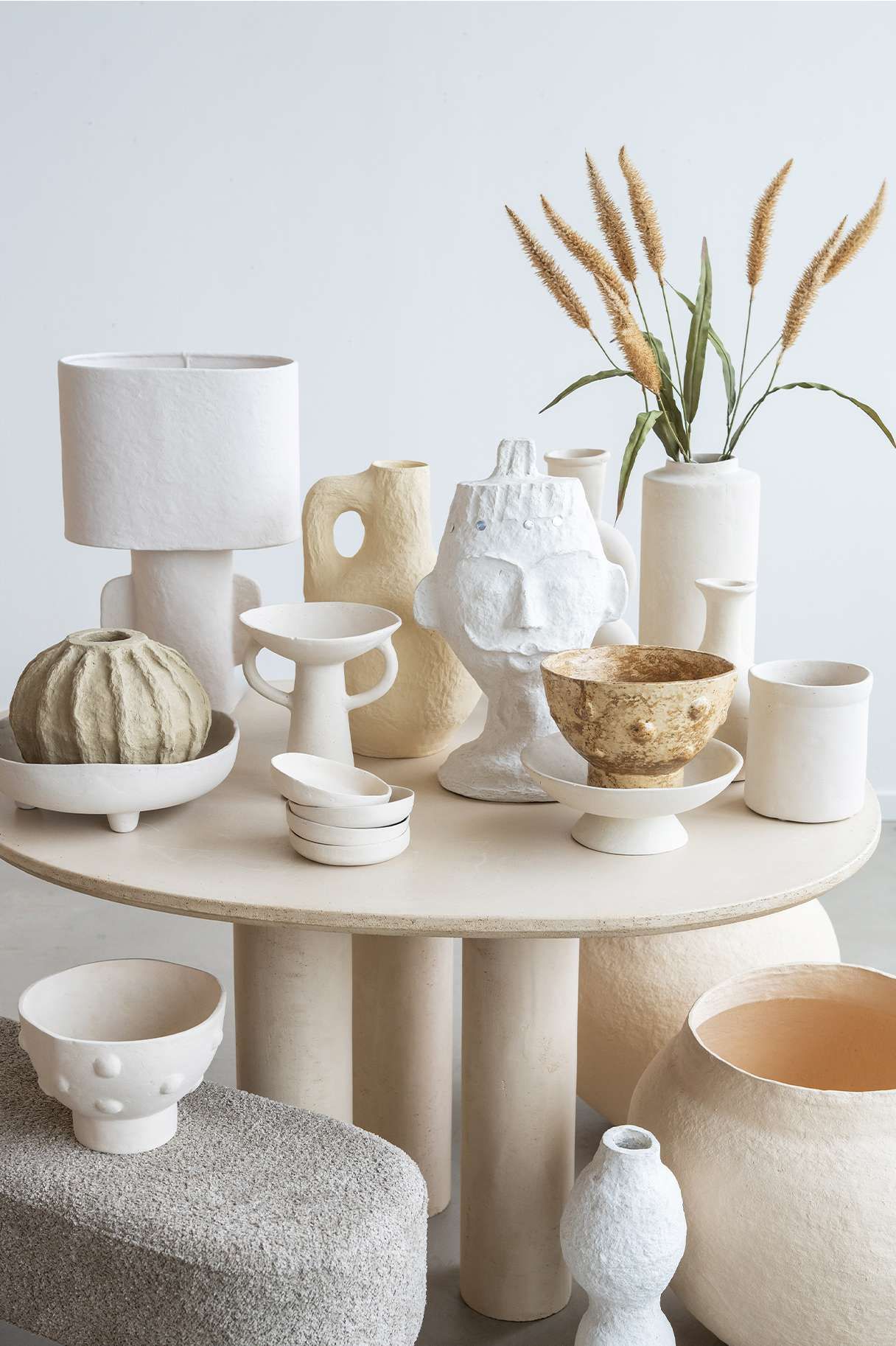 papier-mache items op een tafel