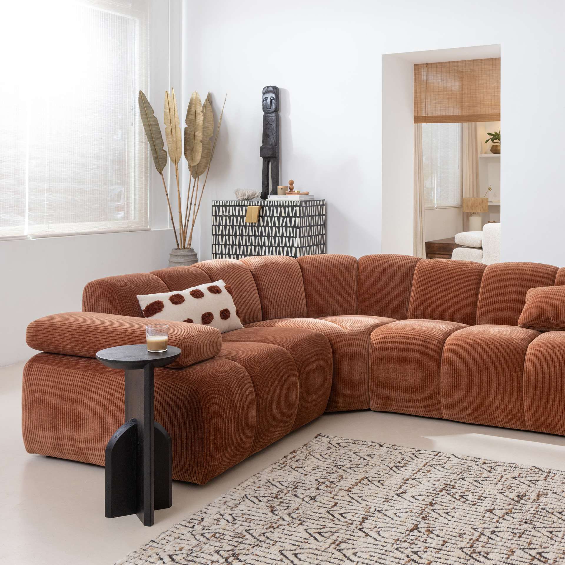 Oranje hoekbank in naturel woonkamer