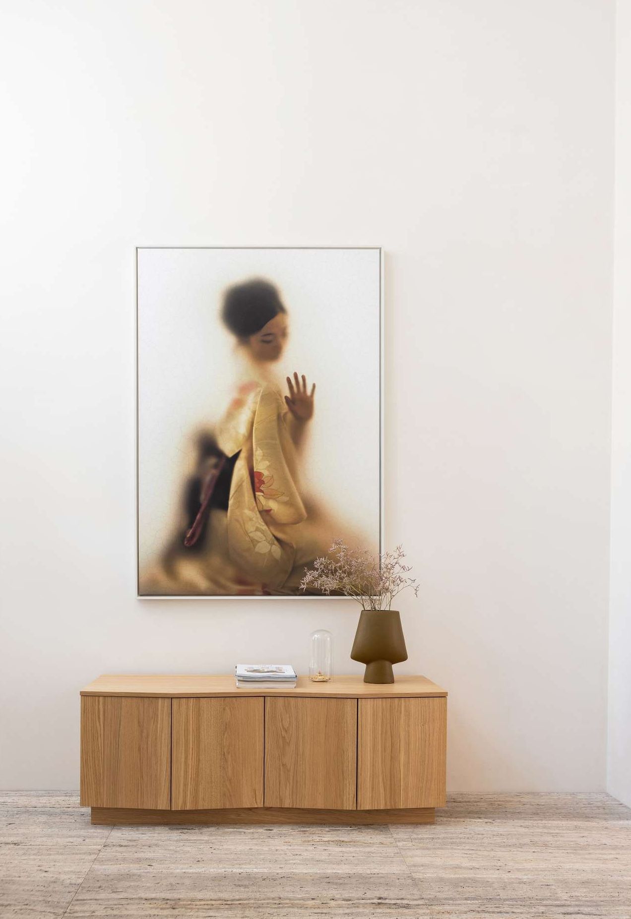 Lichthouten dressoir met wanddecoratie erboven