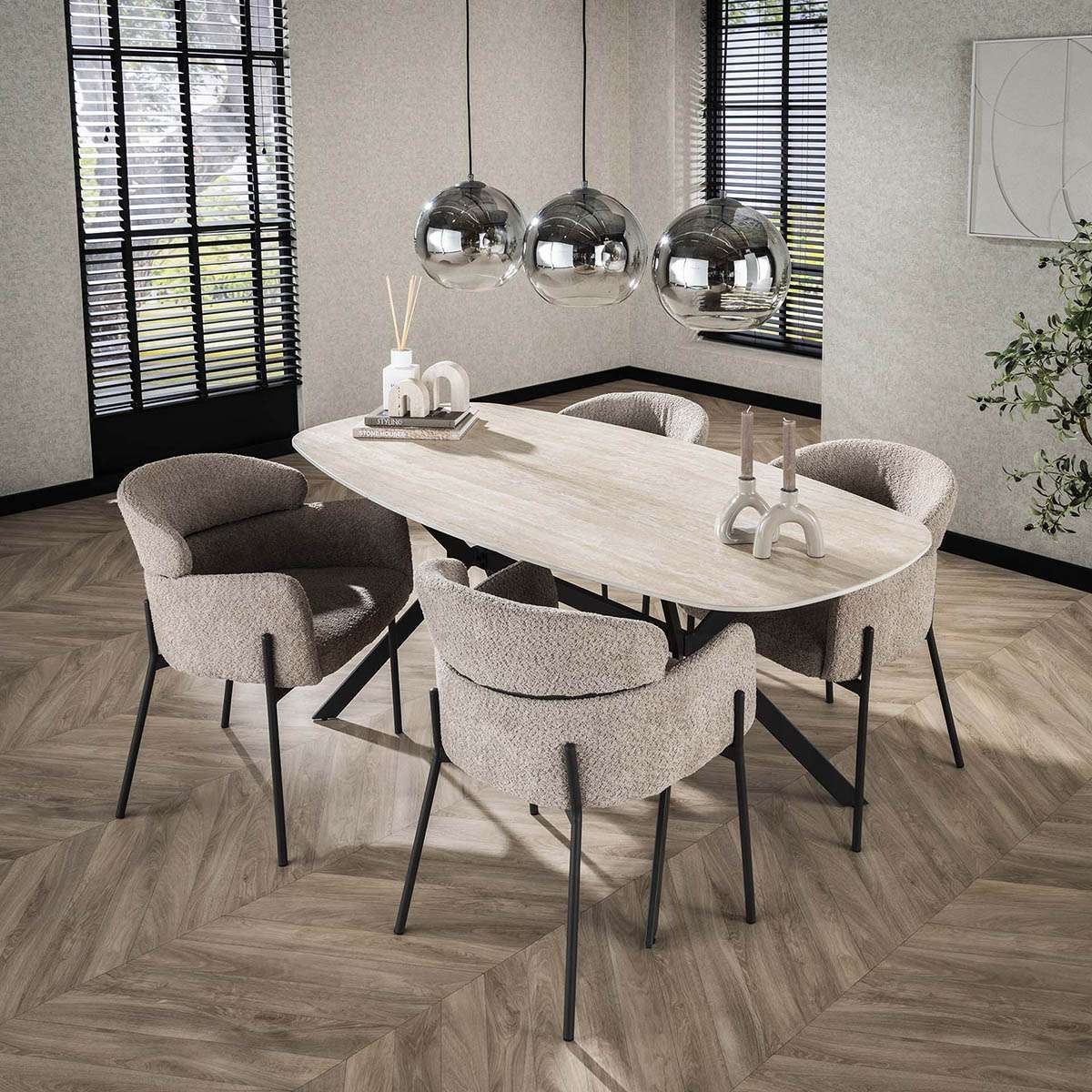 Lichte tafel met afgeronde hoeken en beige stoelen