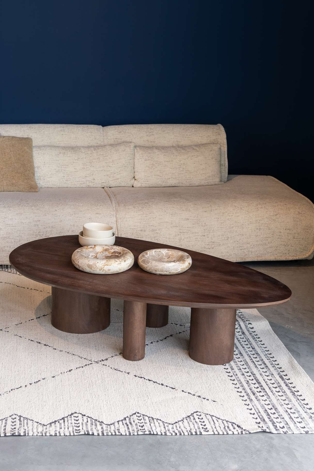 woonkamer met bank, salontafel en accessoires