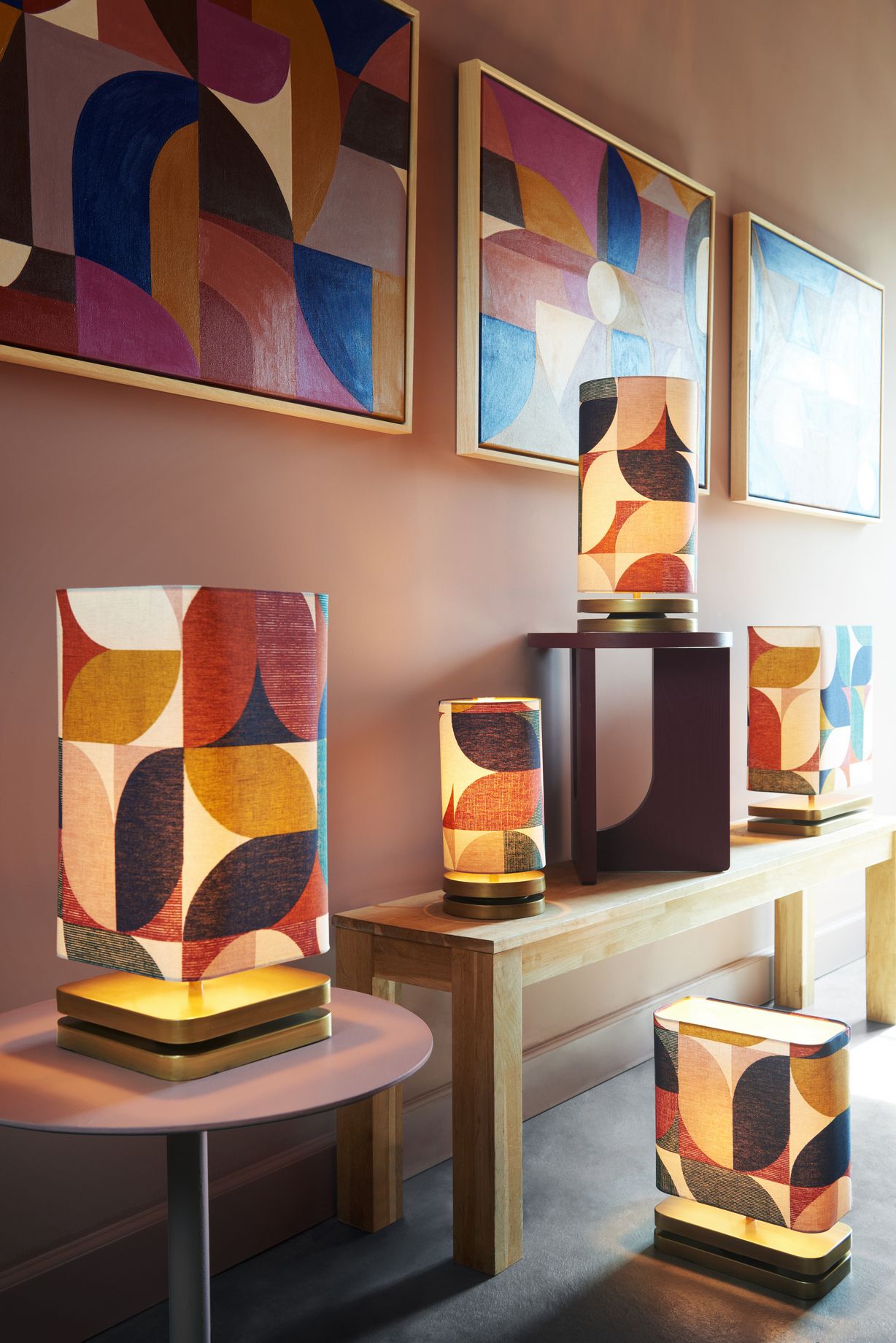 Diverse tafellampen met gekleurde geometrische lampenkappen