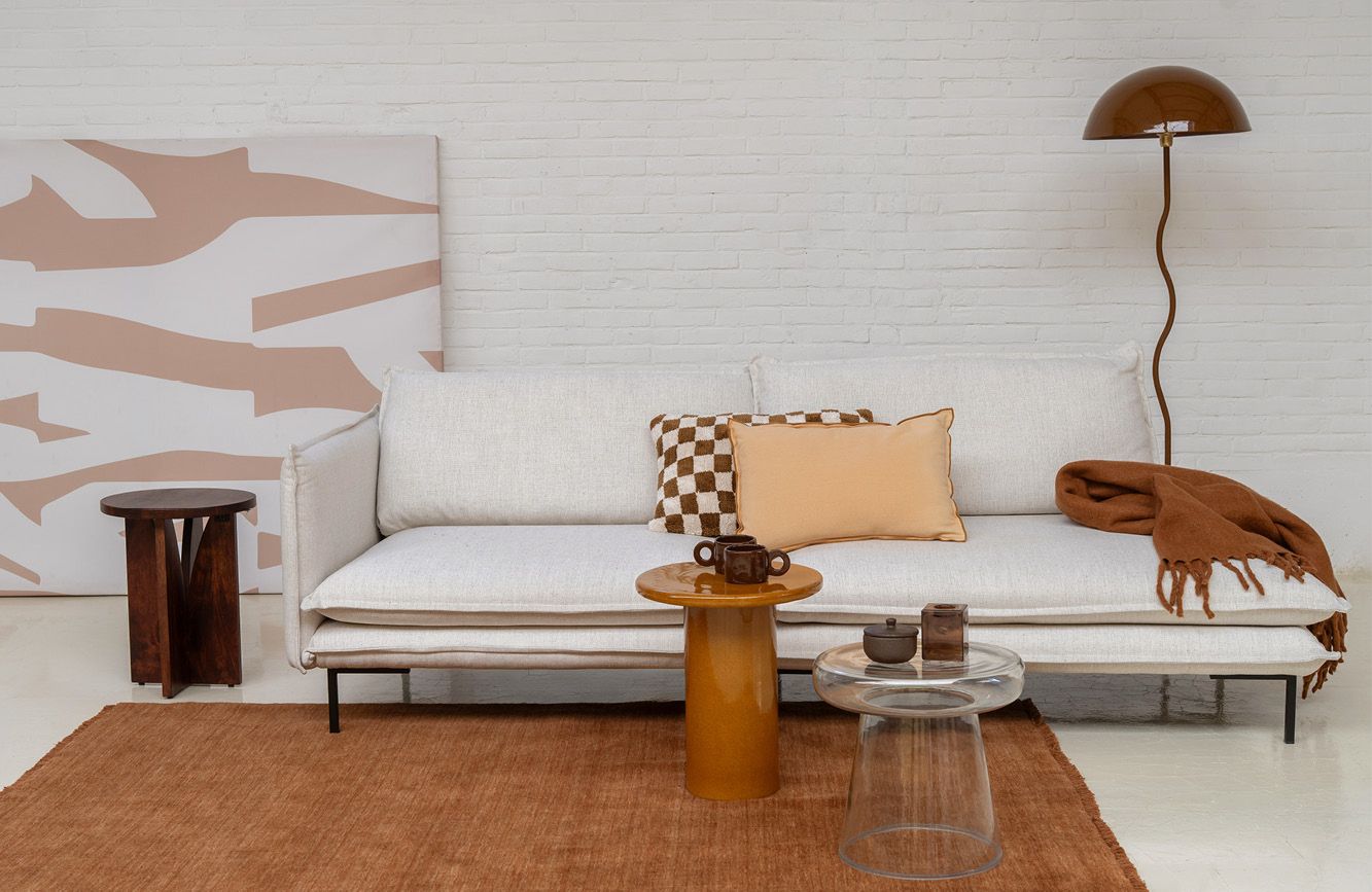 beige bank met een warme aankleding