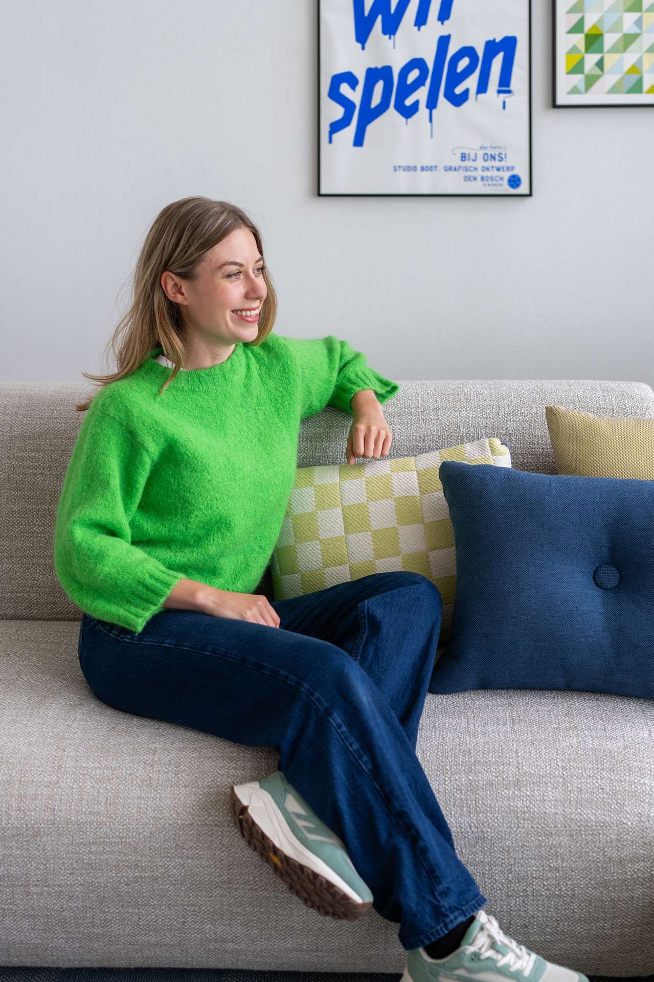 Stylist favorite Rosanne zit op bank