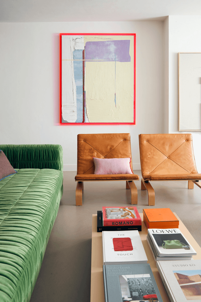 Woonkamer met fauteuils en kunst aan de muur