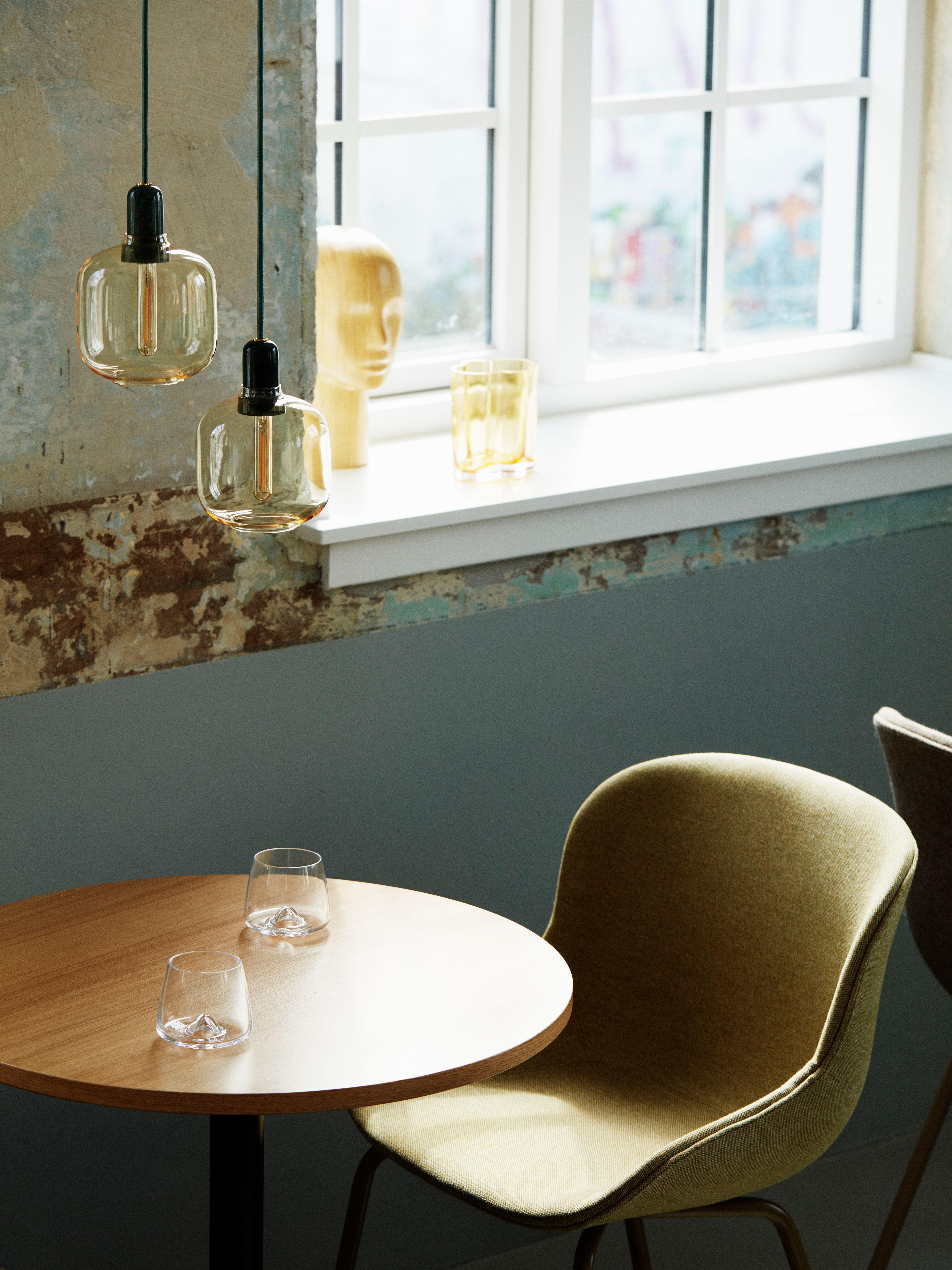 Normann Copenhagen hanglampen boven tafeltje