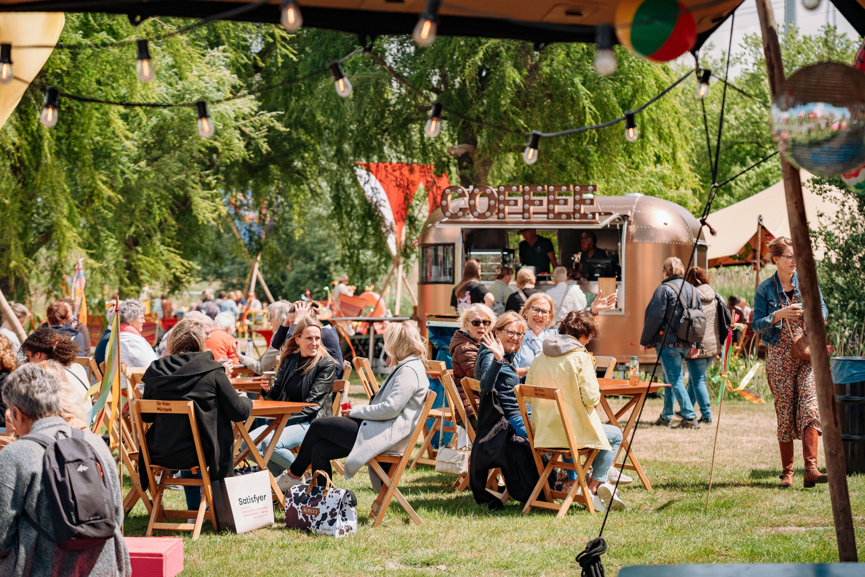 Libelle zomerweek terras met koffiekraam
