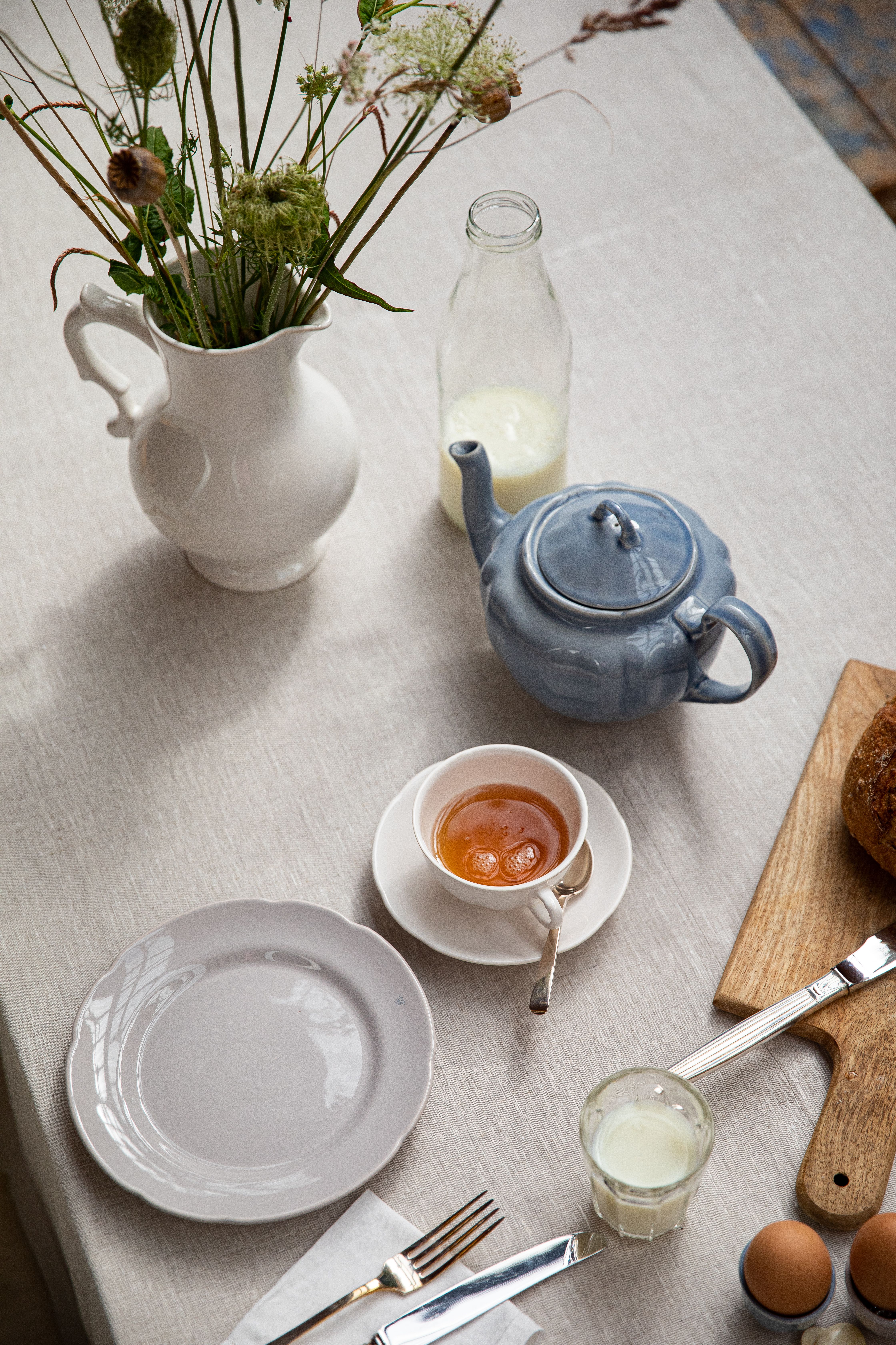 Servies op tafel met theekan